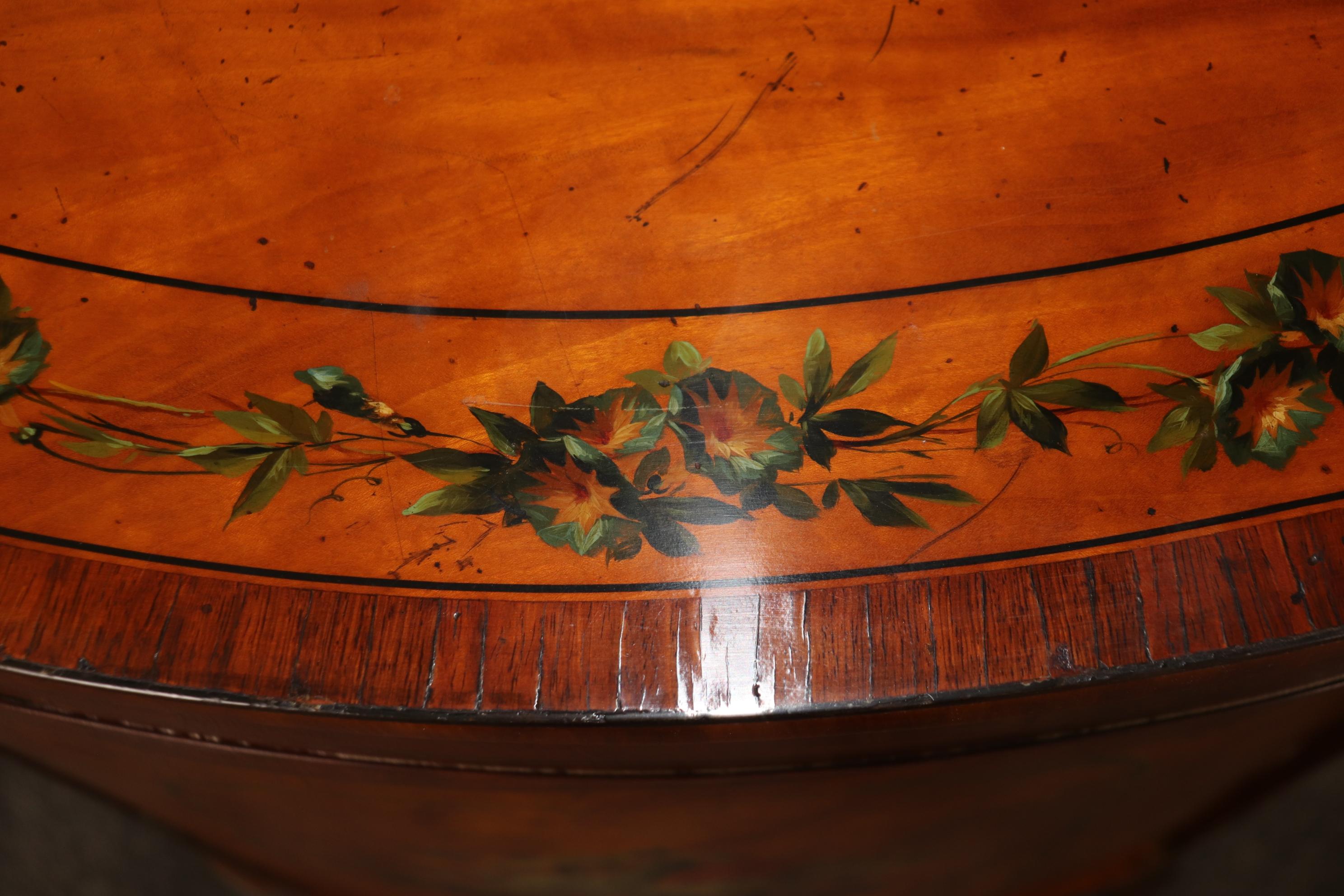 Rara coppia di commodes Demilune inglesi in legno satinato con decorazioni a vernice in stile Adams in vendita 7