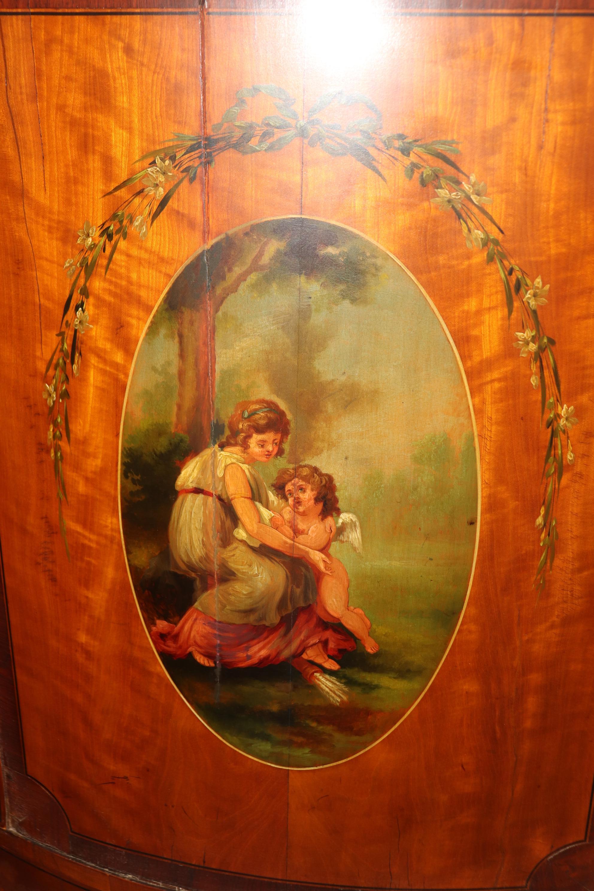 Si tratta di una superba coppia di commodes o buffet in legno satinato decorato con vernice di Adams nella forma demilune. Sono dipinti in modo mozzafiato con fiori e cherubini. Sono fatti in modo magistrale, assolutamente mozzafiato! Presentano i
