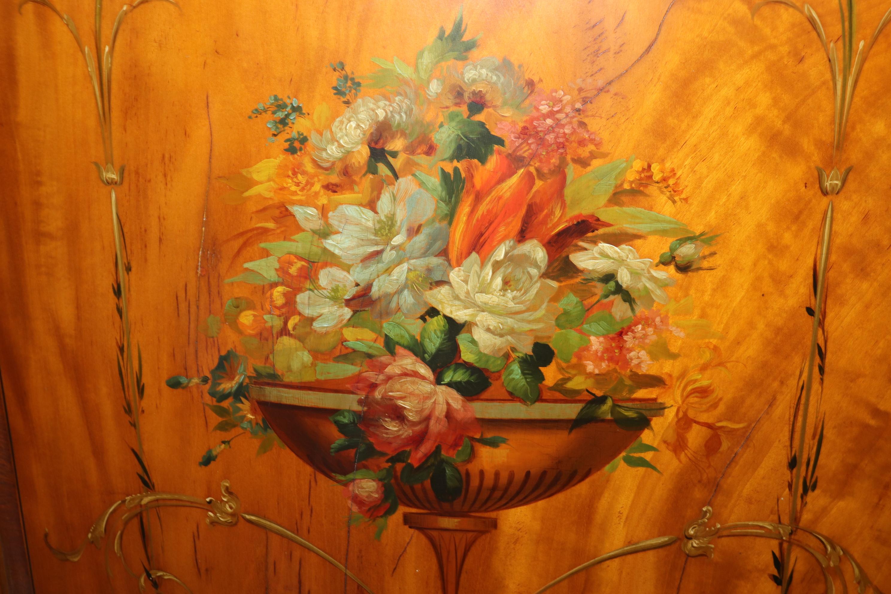Stile Adam Rara coppia di commodes Demilune inglesi in legno satinato con decorazioni a vernice in stile Adams in vendita