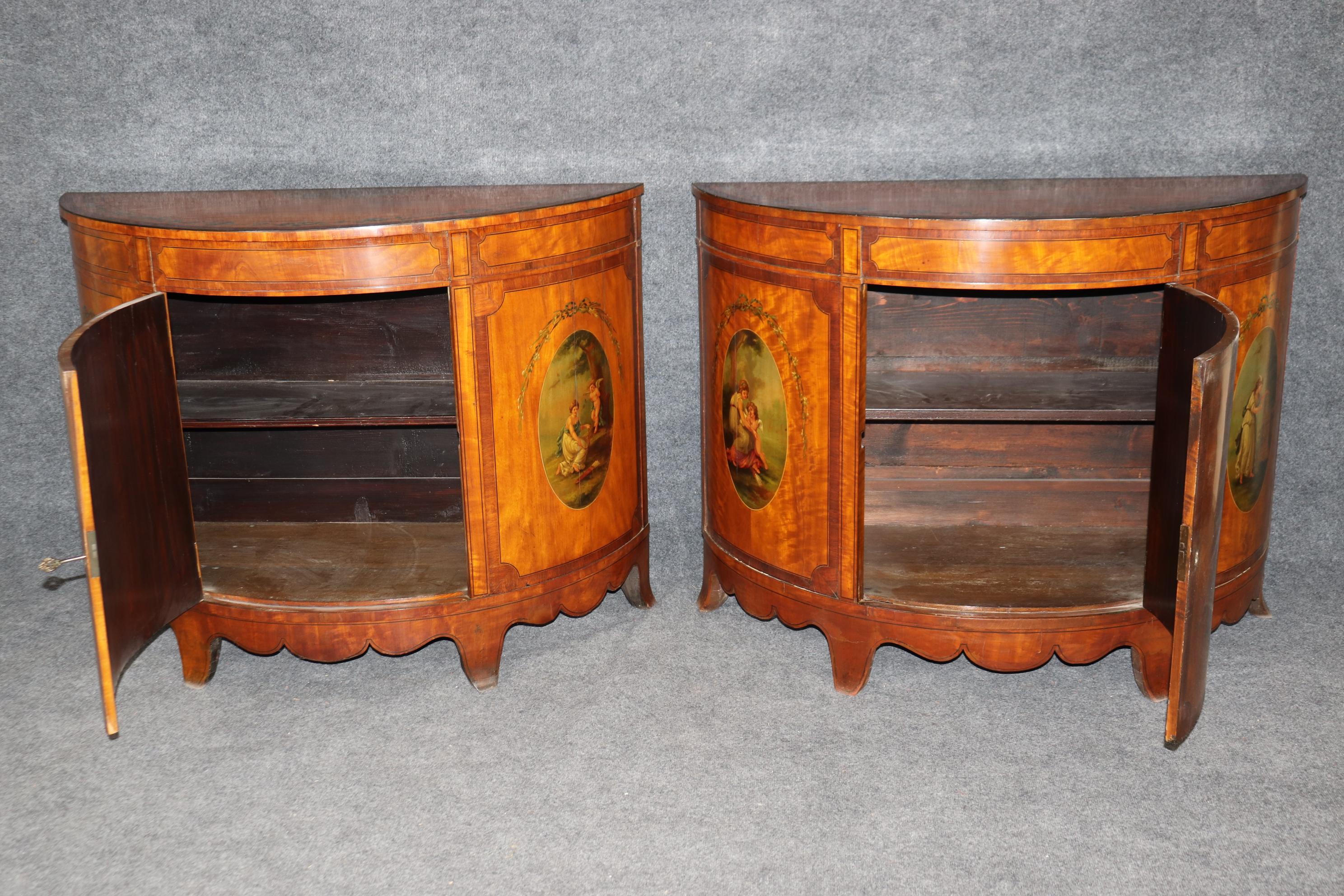 Rara coppia di commodes Demilune inglesi in legno satinato con decorazioni a vernice in stile Adams In condizioni buone in vendita a Swedesboro, NJ