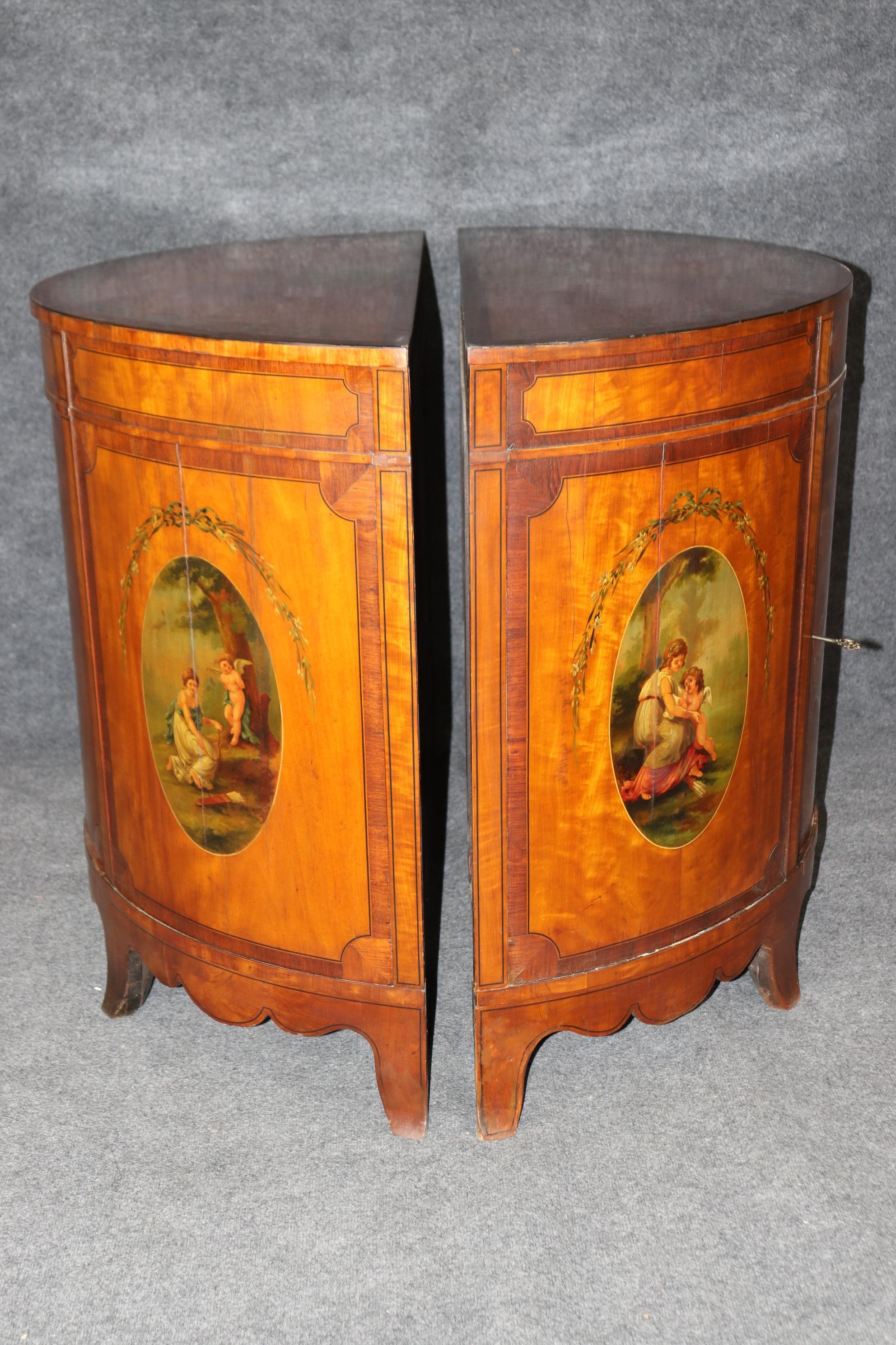 Inizio XX secolo Rara coppia di commodes Demilune inglesi in legno satinato con decorazioni a vernice in stile Adams in vendita