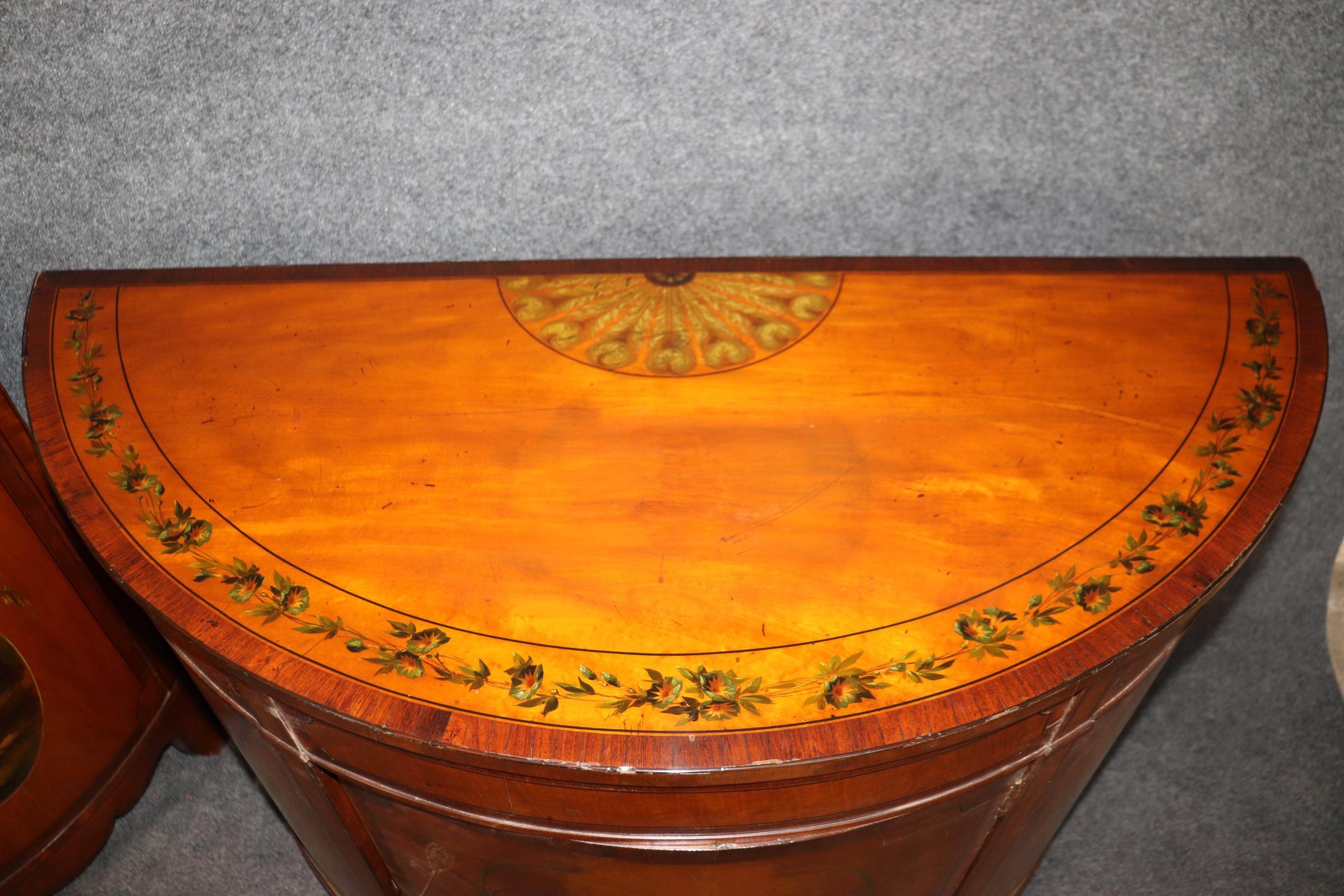 Legno di seta Rara coppia di commodes Demilune inglesi in legno satinato con decorazioni a vernice in stile Adams in vendita
