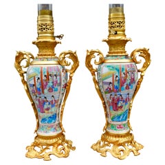 Rare paire de lampes à huile Napoléon III en porcelaine Famille Rose et bronze doré