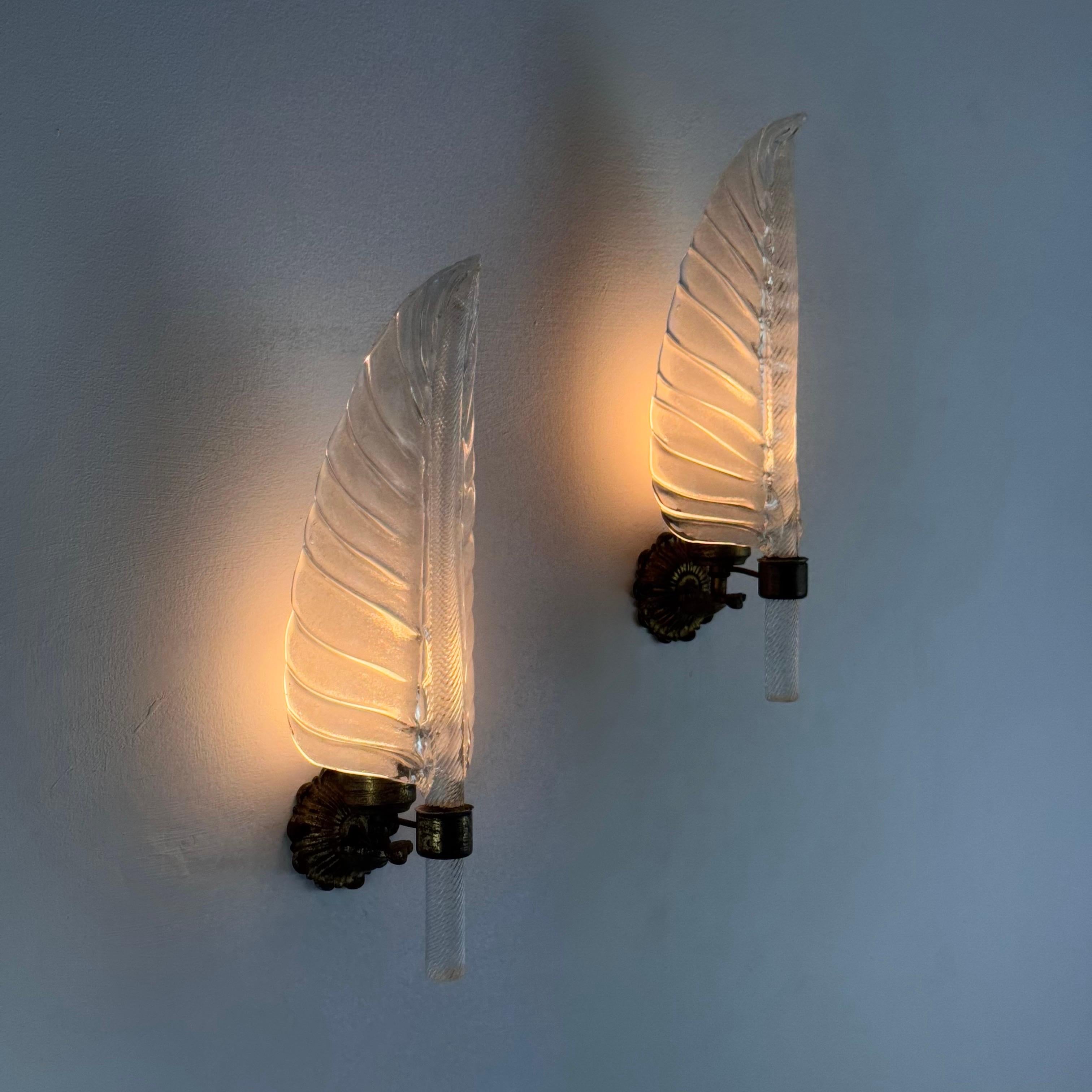 Hand-Crafted Rare Pair of “Feather” Murano Glass Wall Sconces by Tomaso Buzzi for Venini For Sale