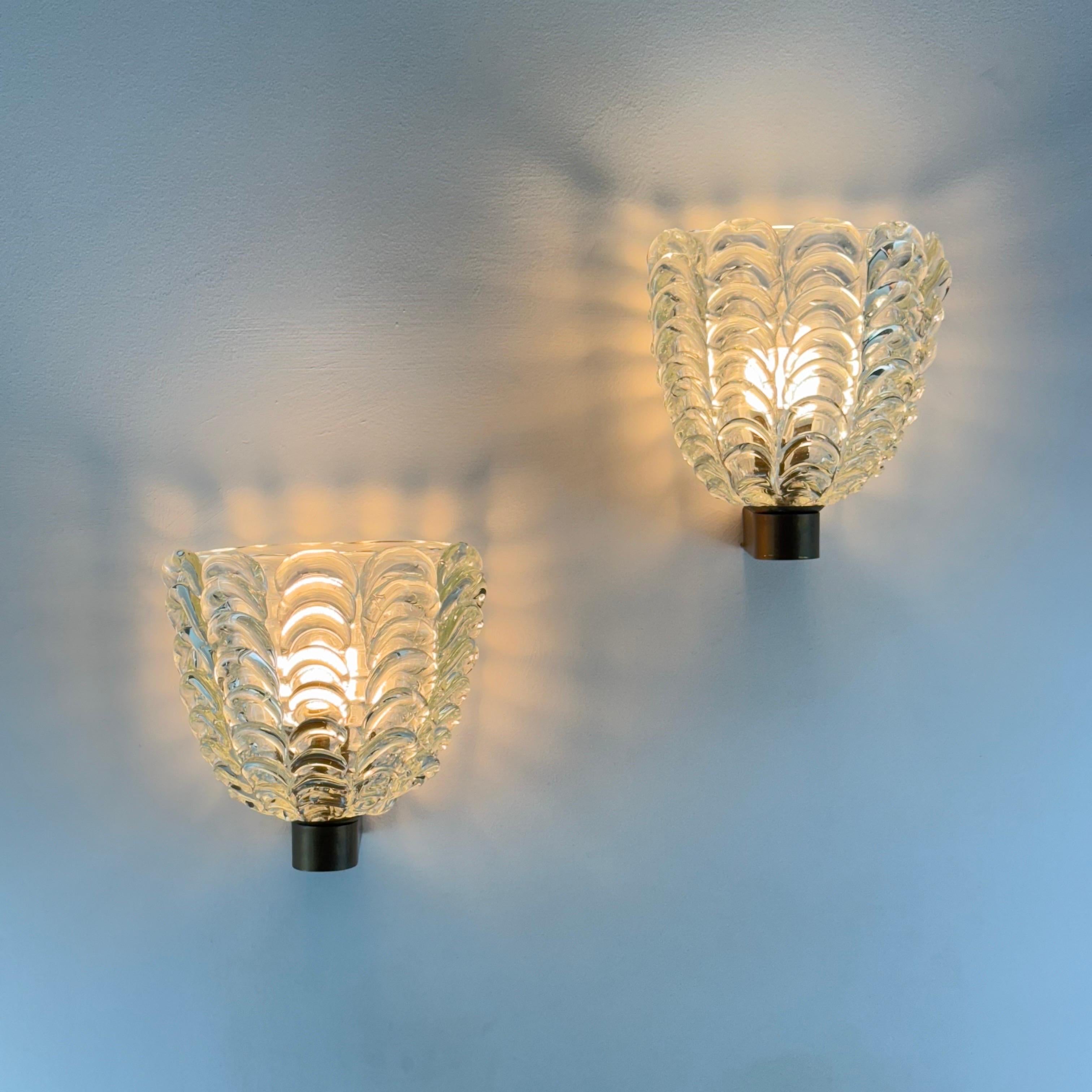Un par excepcional y difícil de encontrar de apliques de pared soplados a mano diseñados por Ercole Barovier para Barovier & Toso a finales de la década de 1930: un raro ejemplo de la primera iluminación escultórica de Murano con un audaz