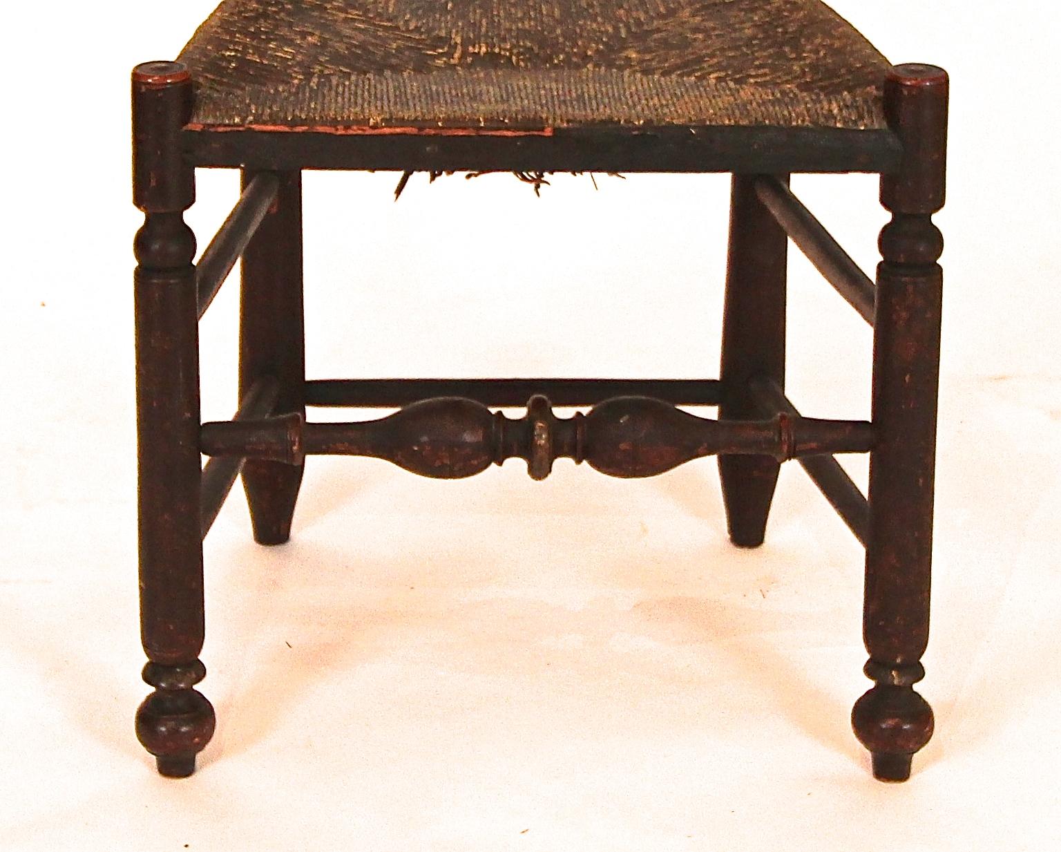 Colonial américain Rare paire de chaises d'appoint à cinq lattes à dossier en échelle en vente