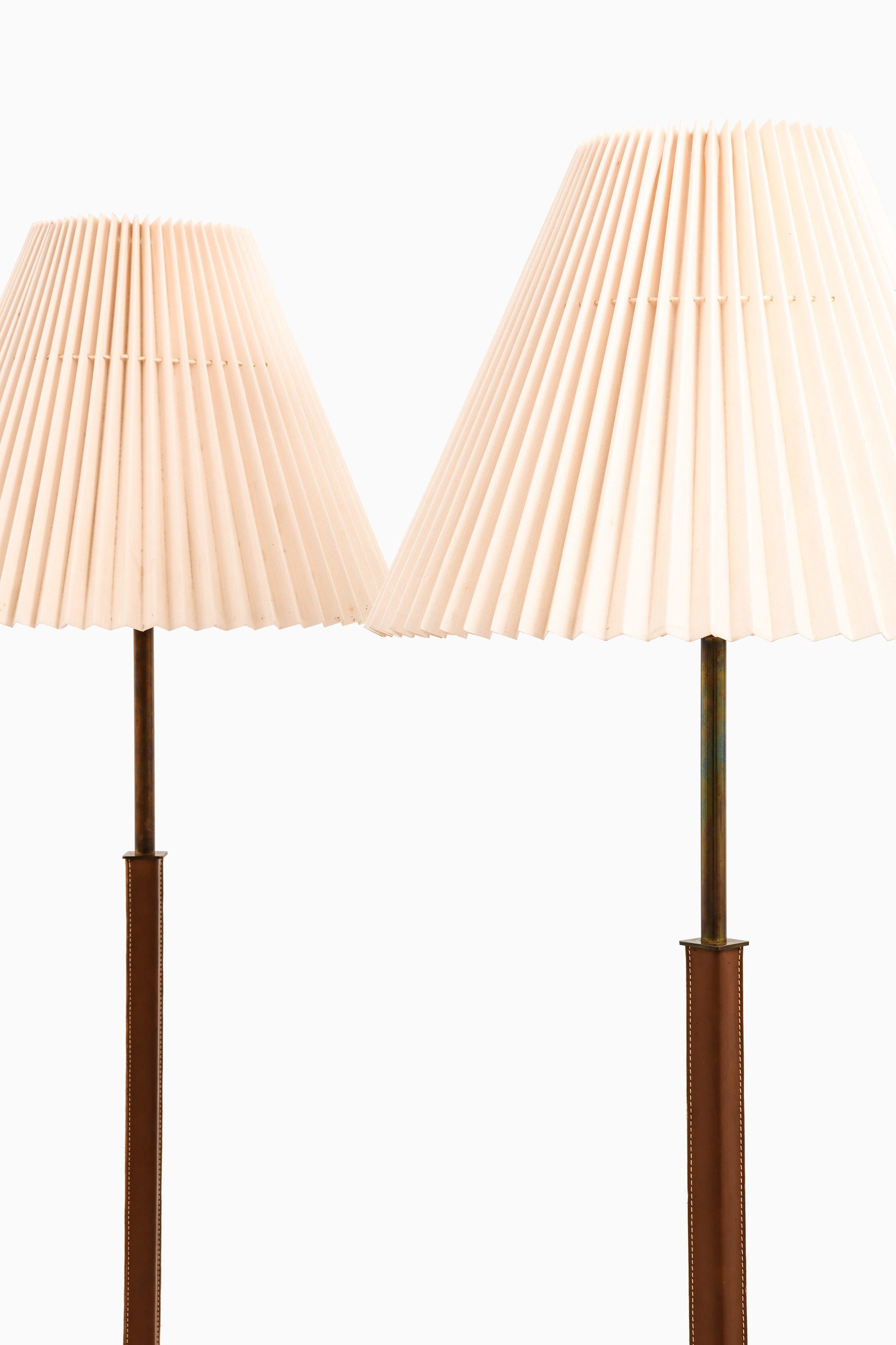 Seltenes Paar Stehlampen aus Leder, Messing und Originalschirmen, 1950er Jahre

Zusätzliche Informationen:
MATERIAL: Leder, Messing und Original-Farbtöne
Stil: Mitte des Jahrhunderts, skandinavisch
Produziert von Philips in Schweden
Abmessungen (B x