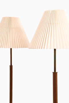 Seltenes Paar Stehlampen aus Leder, Messing und Originalschirmen, 1950er Jahre
