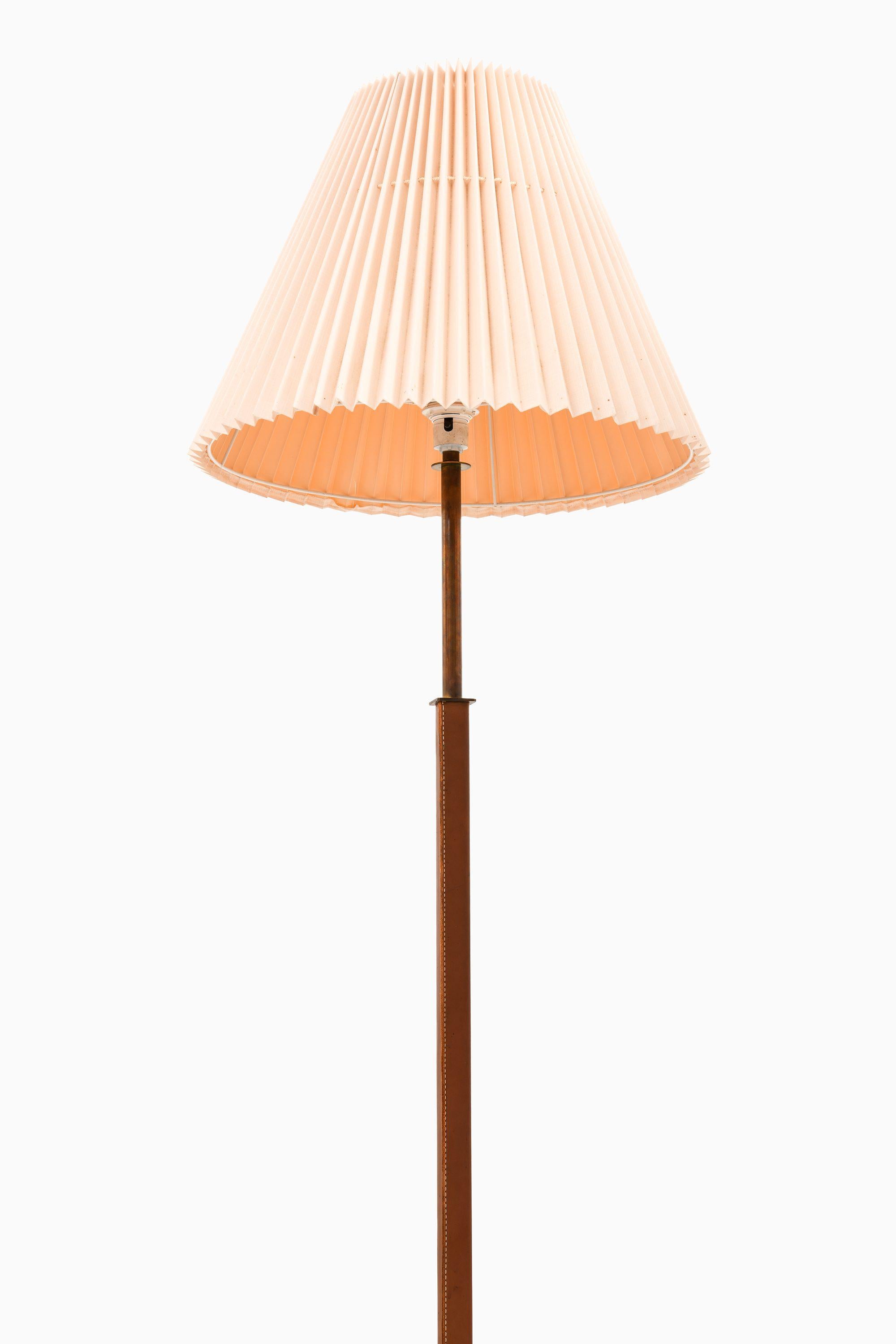 Seltenes Paar Stehlampen aus Leder, Messing und Originalschirmen, 1950er Jahre (Skandinavische Moderne) im Angebot