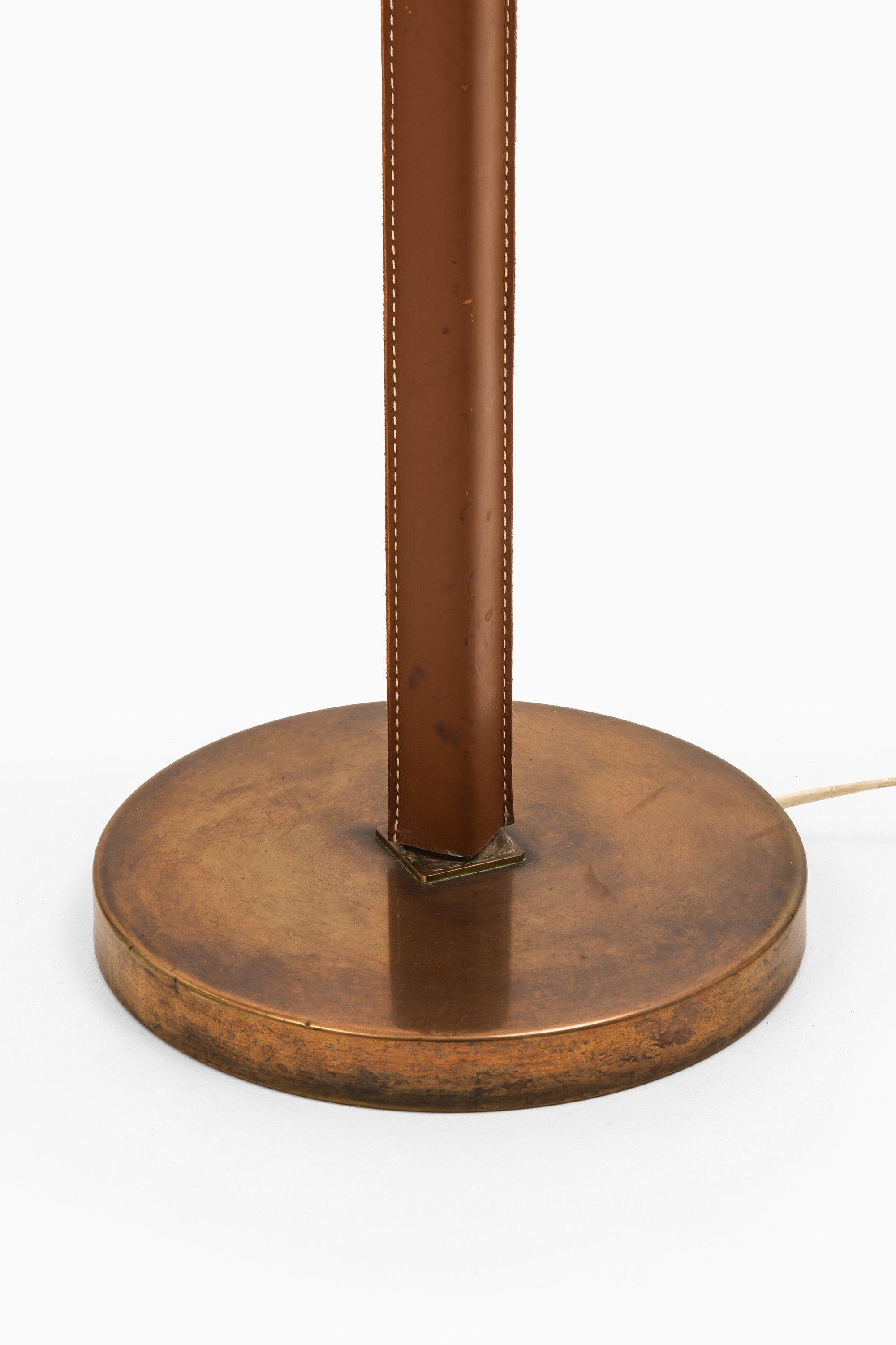 Seltenes Paar Stehlampen aus Leder, Messing und Originalschirmen, 1950er Jahre (Schwedisch) im Angebot