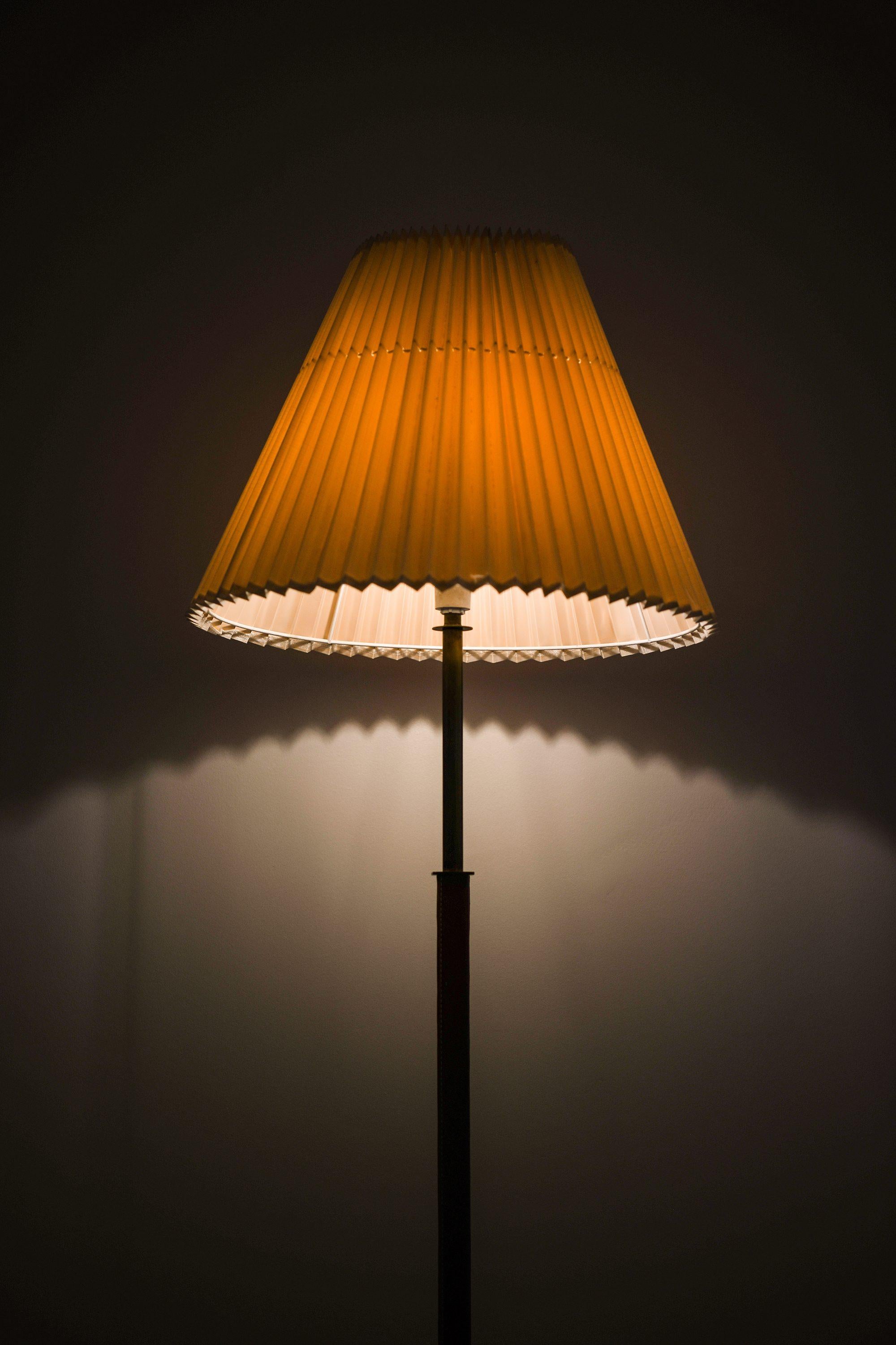 Seltenes Paar Stehlampen aus Leder, Messing und Originalschirmen, 1950er Jahre im Zustand „Gut“ im Angebot in Limhamn, Skåne län