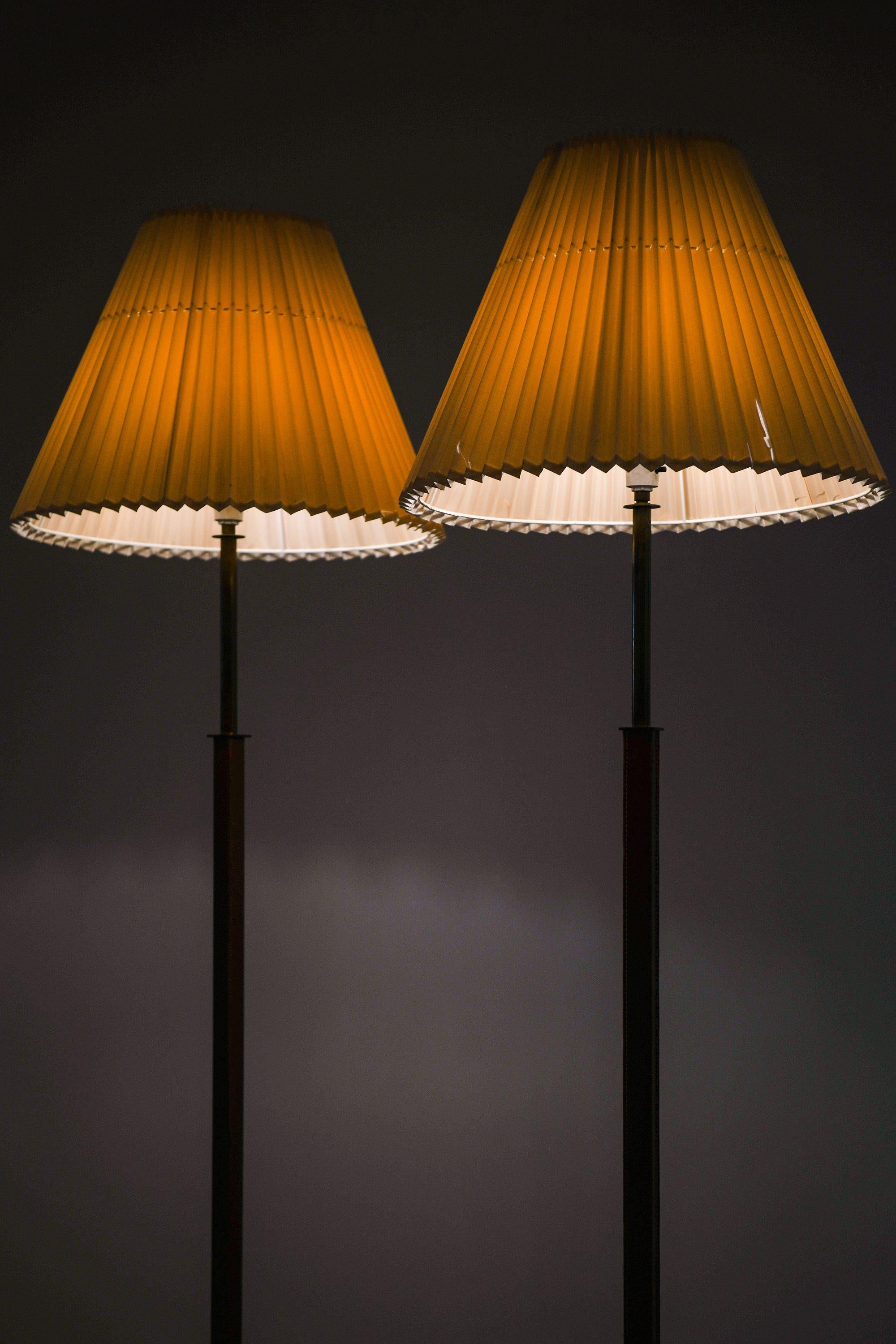 Seltenes Paar Stehlampen aus Leder, Messing und Originalschirmen, 1950er Jahre (20. Jahrhundert) im Angebot