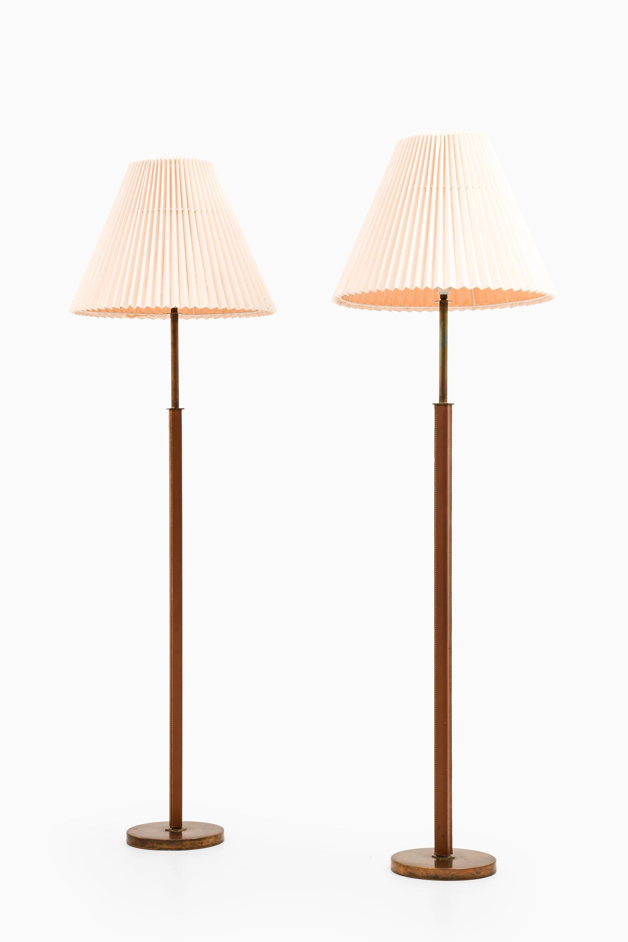 Seltenes Paar Stehlampen aus Leder, Messing und Originalschirmen, 1950er Jahre im Angebot 2