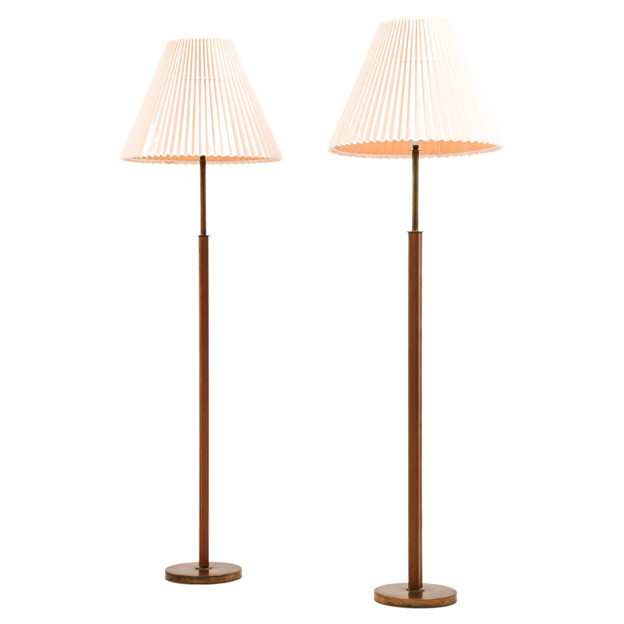 Seltenes Paar Stehlampen aus Leder, Messing und Originalschirmen, 1950er Jahre im Angebot