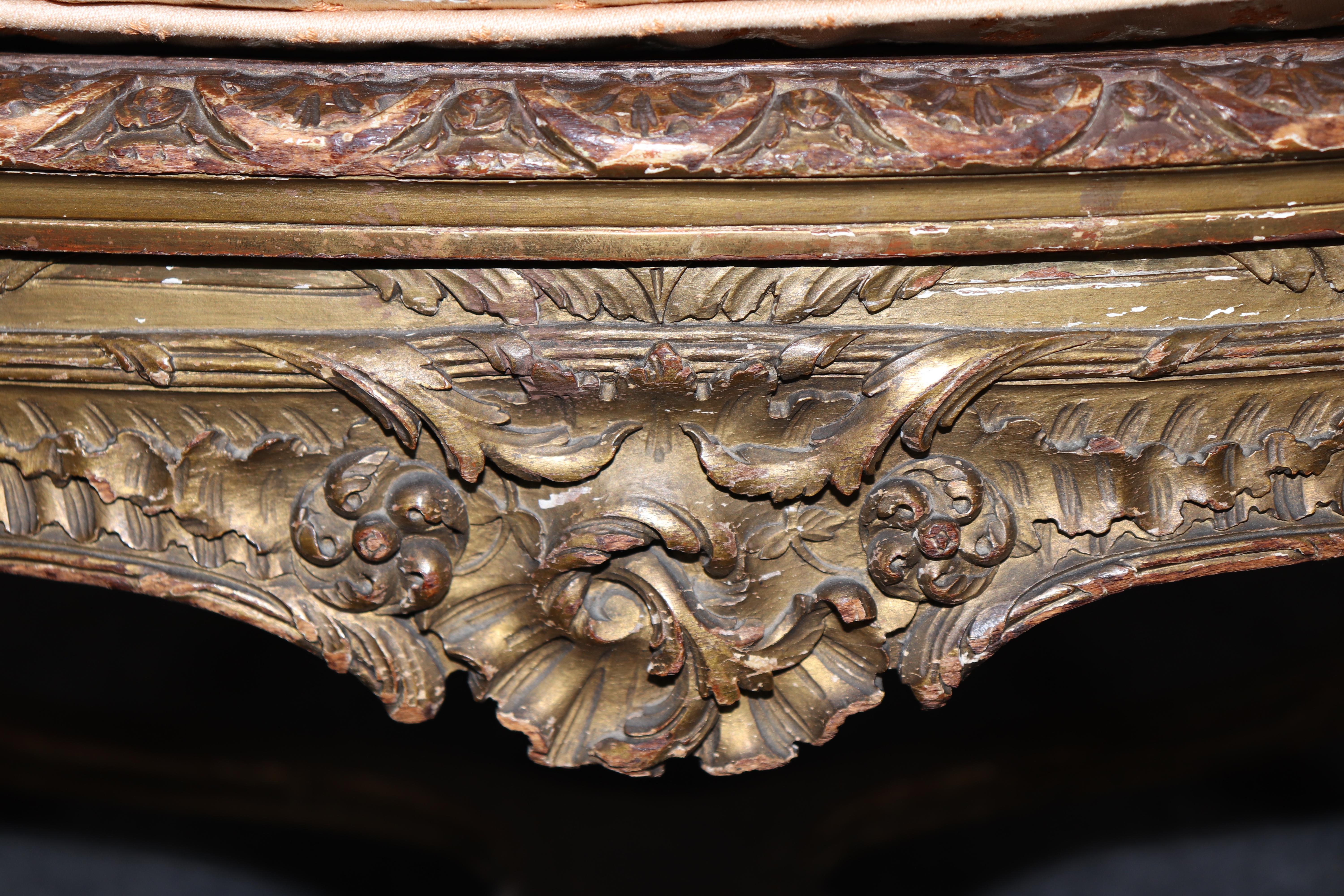 Raro par de sillas de salón Luis XV de madera dorada con caña firmadas por Francoise Linke en venta 4