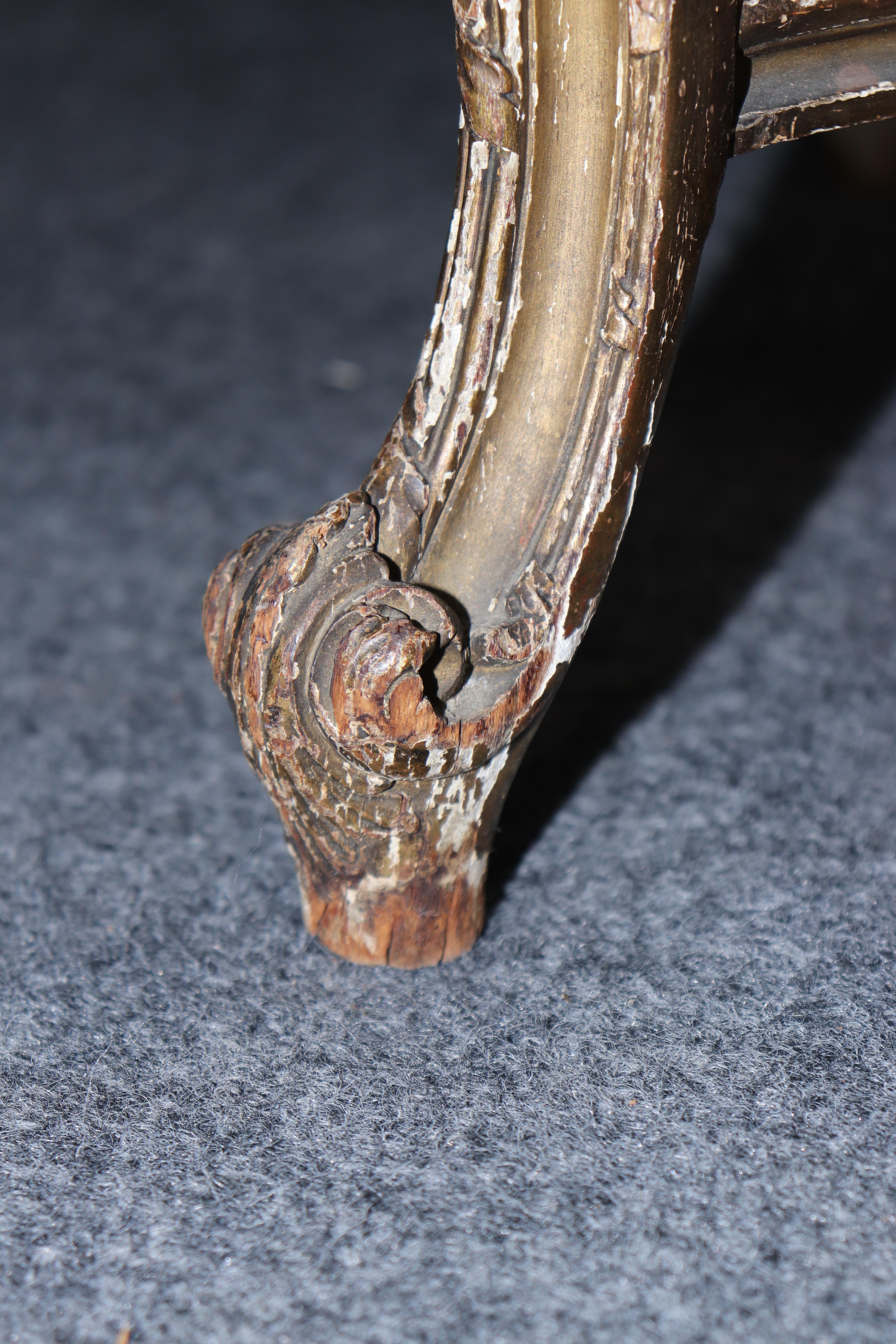 Raro par de sillas de salón Luis XV de madera dorada con caña firmadas por Francoise Linke en venta 5