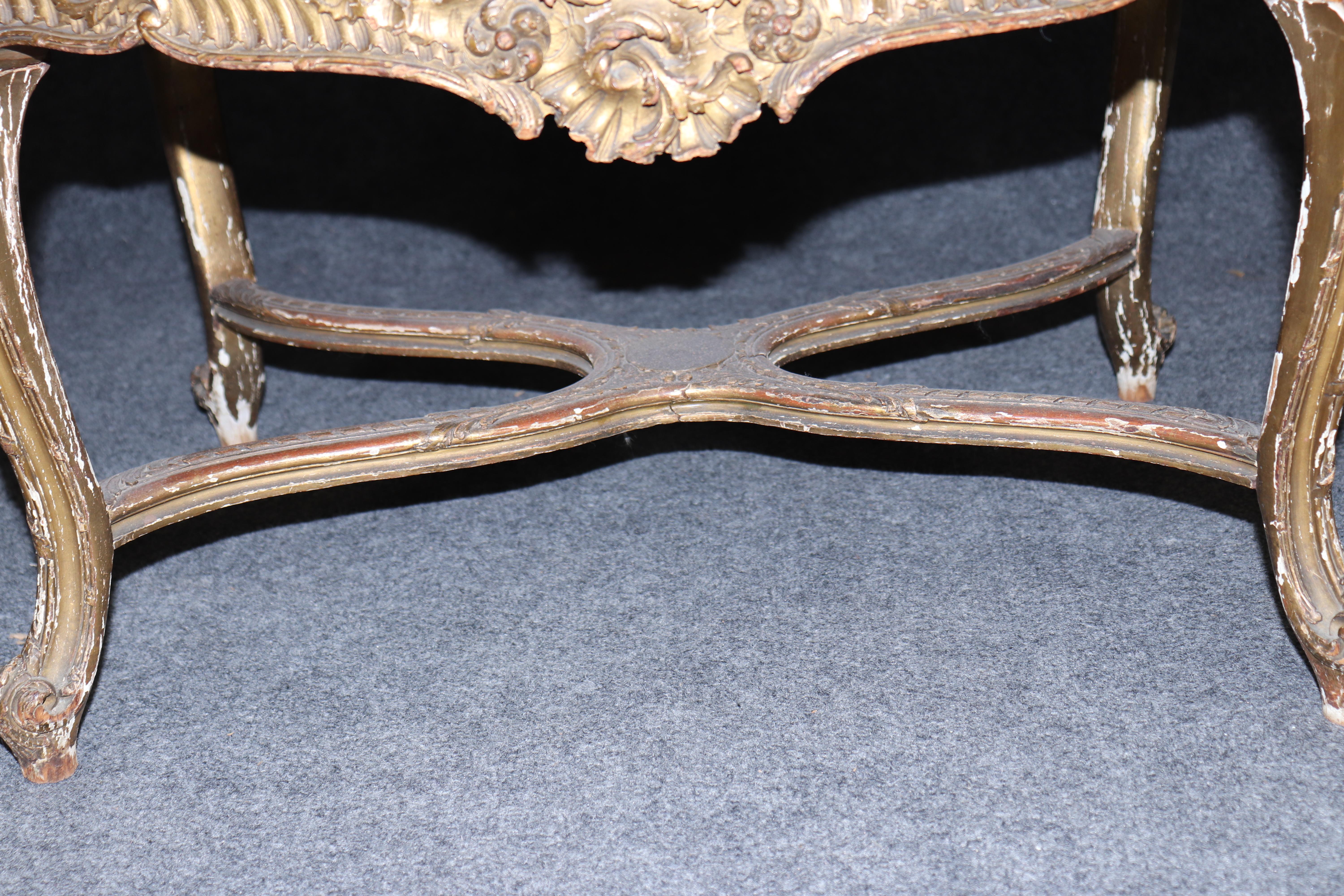 Raro par de sillas de salón Luis XV de madera dorada con caña firmadas por Francoise Linke en venta 6