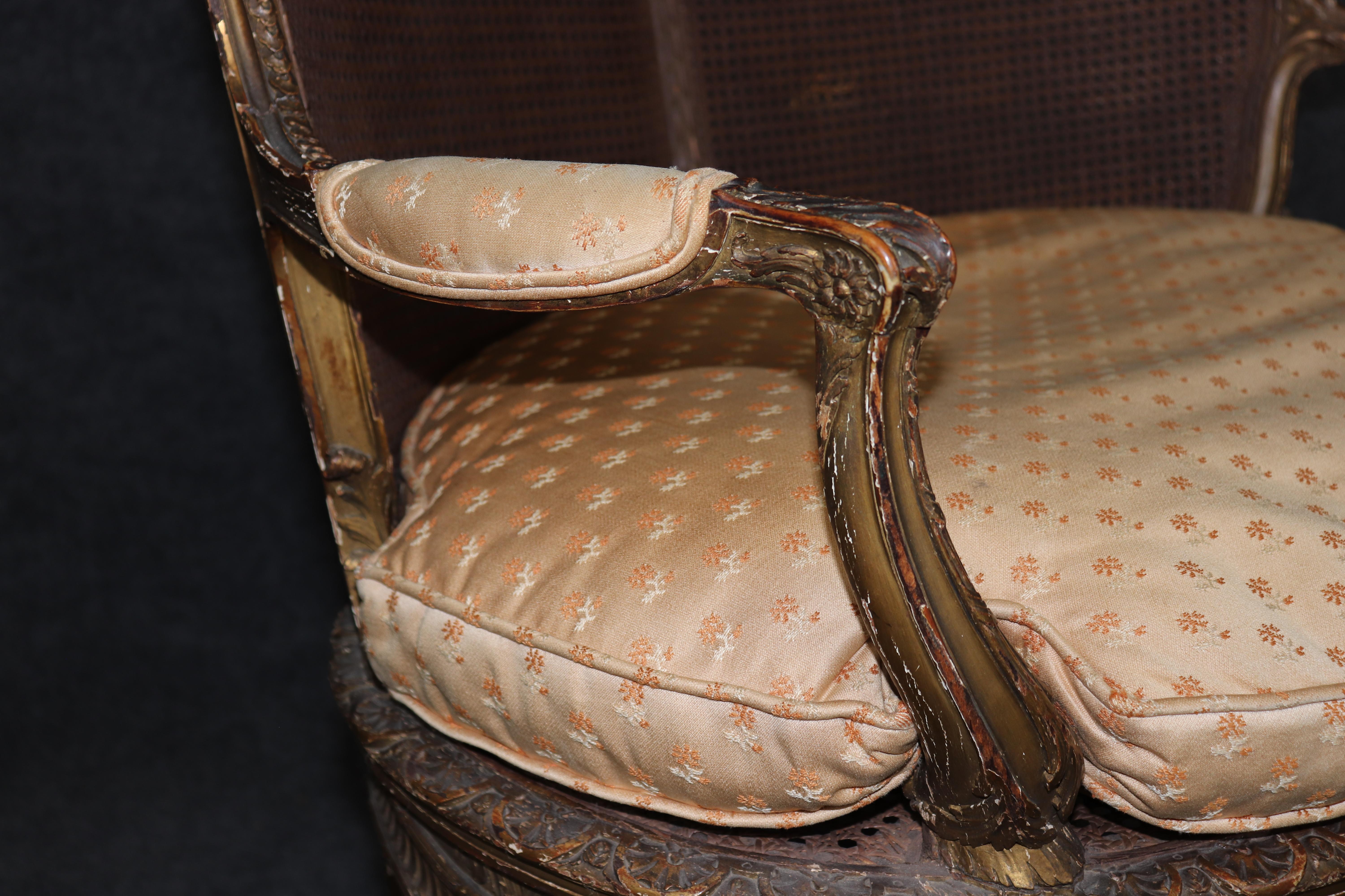 Raro par de sillas de salón Luis XV de madera dorada con caña firmadas por Francoise Linke en venta 7