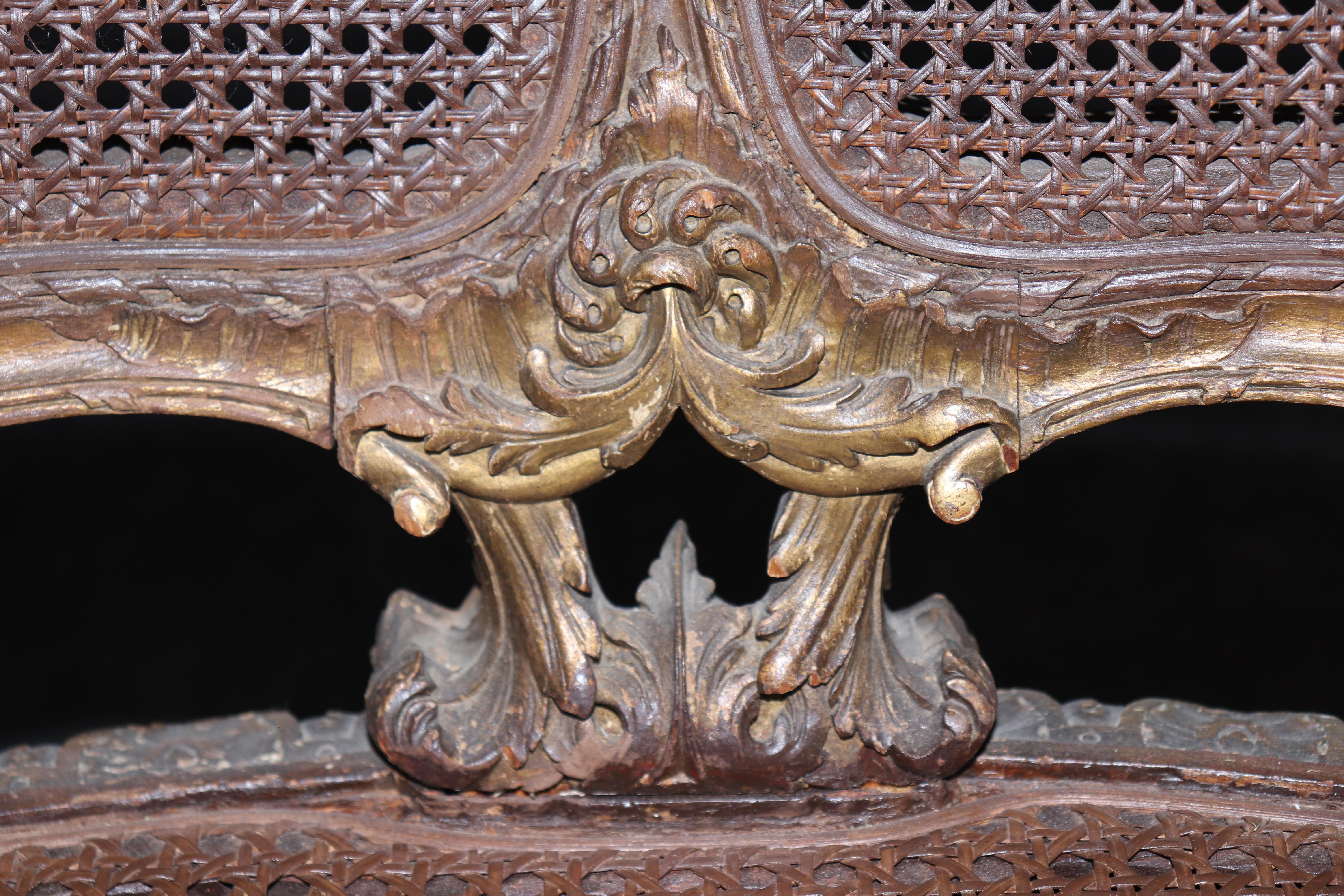 Raro par de sillas de salón Luis XV de madera dorada con caña firmadas por Francoise Linke en venta 10