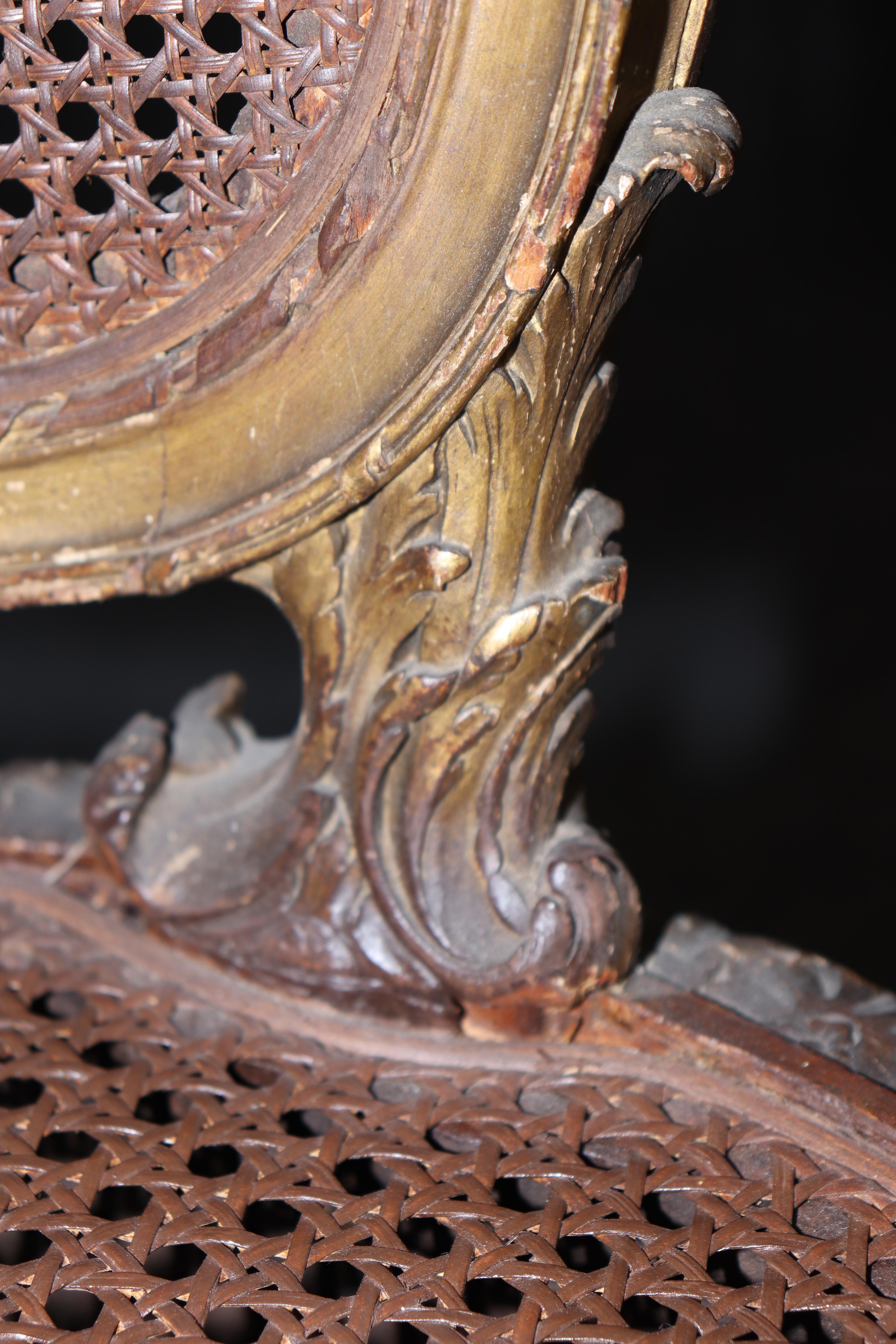 Raro par de sillas de salón Luis XV de madera dorada con caña firmadas por Francoise Linke en venta 11