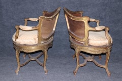 Rara coppia di sedie da salotto Louis XV in legno dorato firmate Francoise Linke