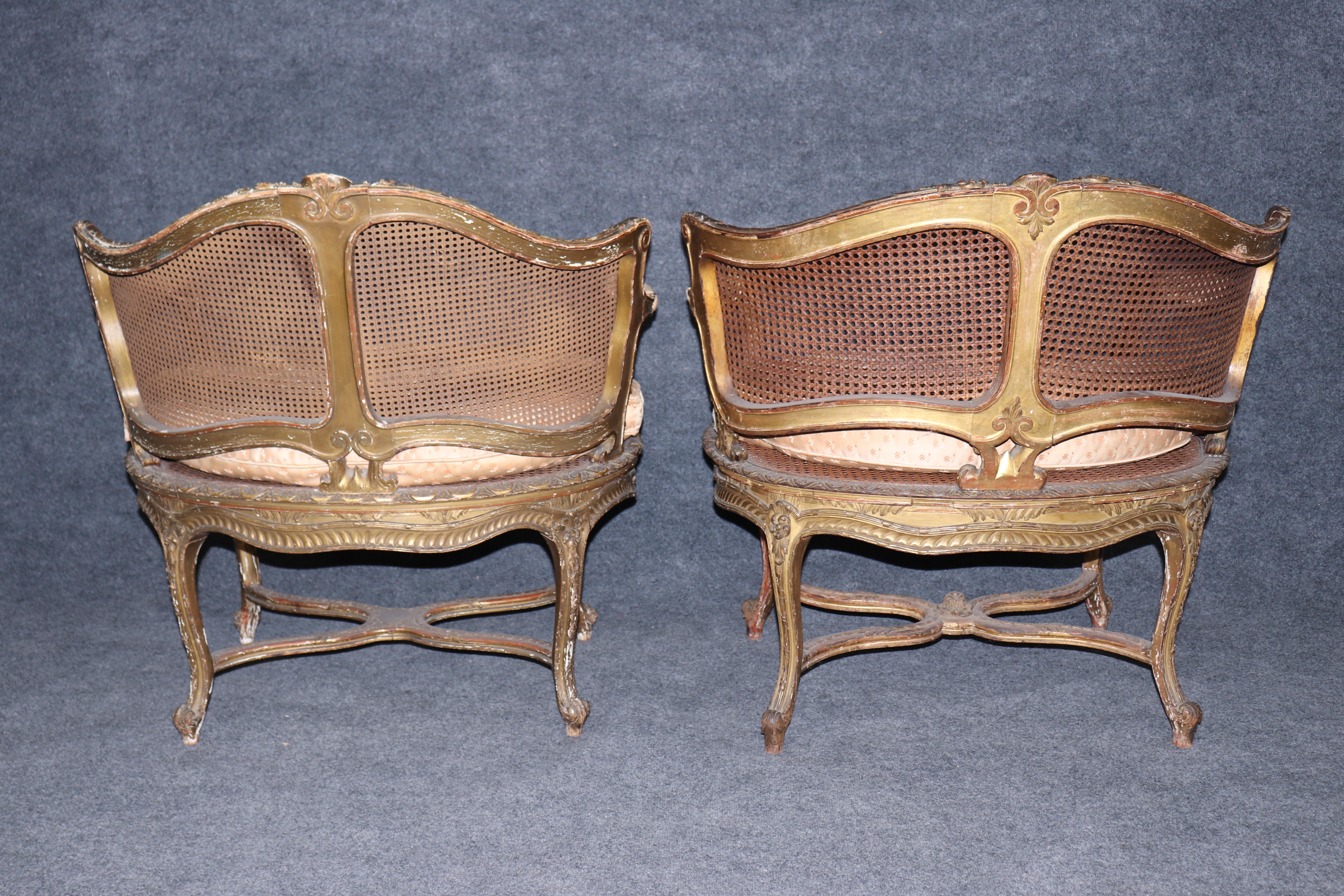 Raro par de sillas de salón Luis XV de madera dorada con caña firmadas por Francoise Linke Francés en venta