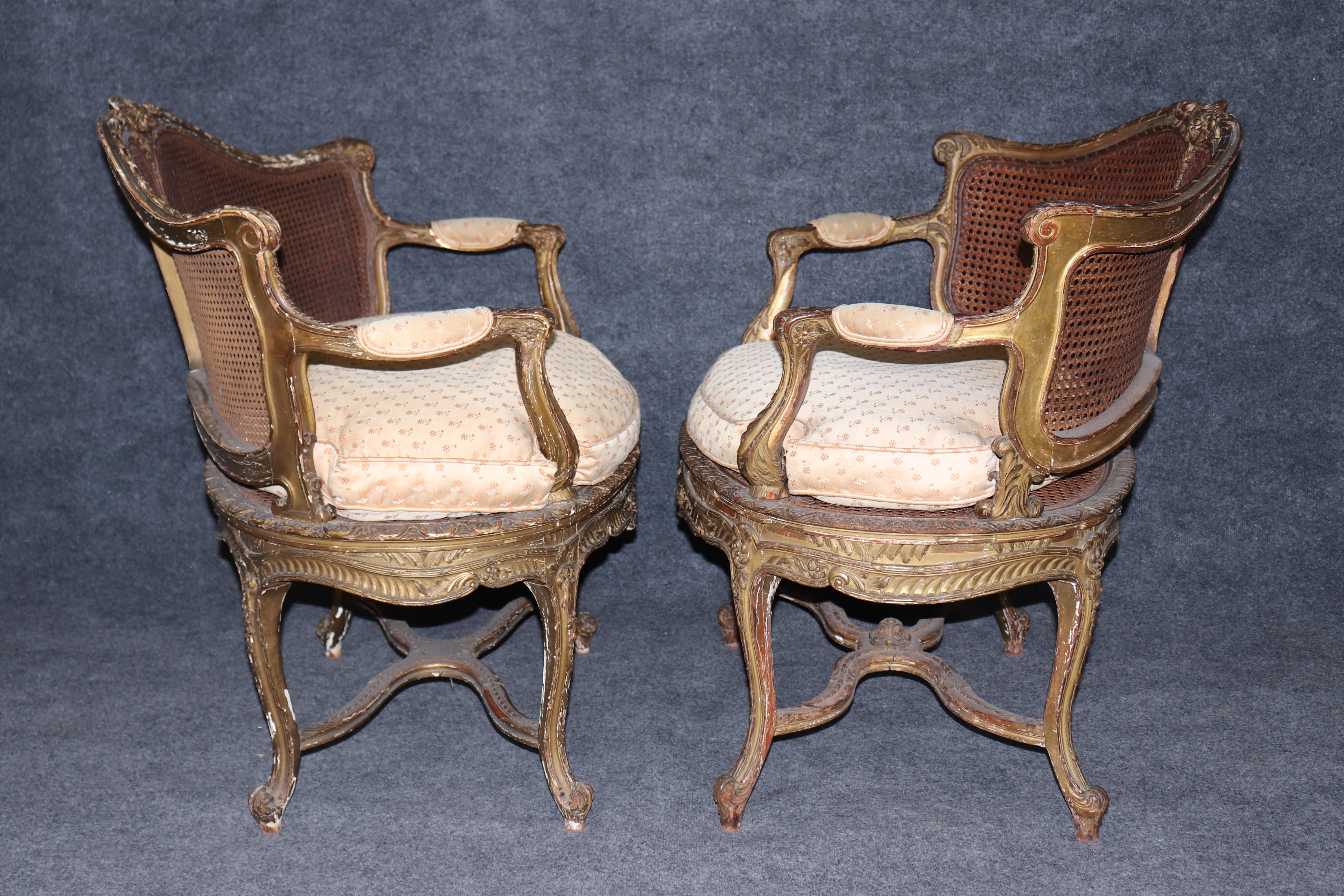 Raro par de sillas de salón Luis XV de madera dorada con caña firmadas por Francoise Linke en Bueno estado para la venta en Swedesboro, NJ