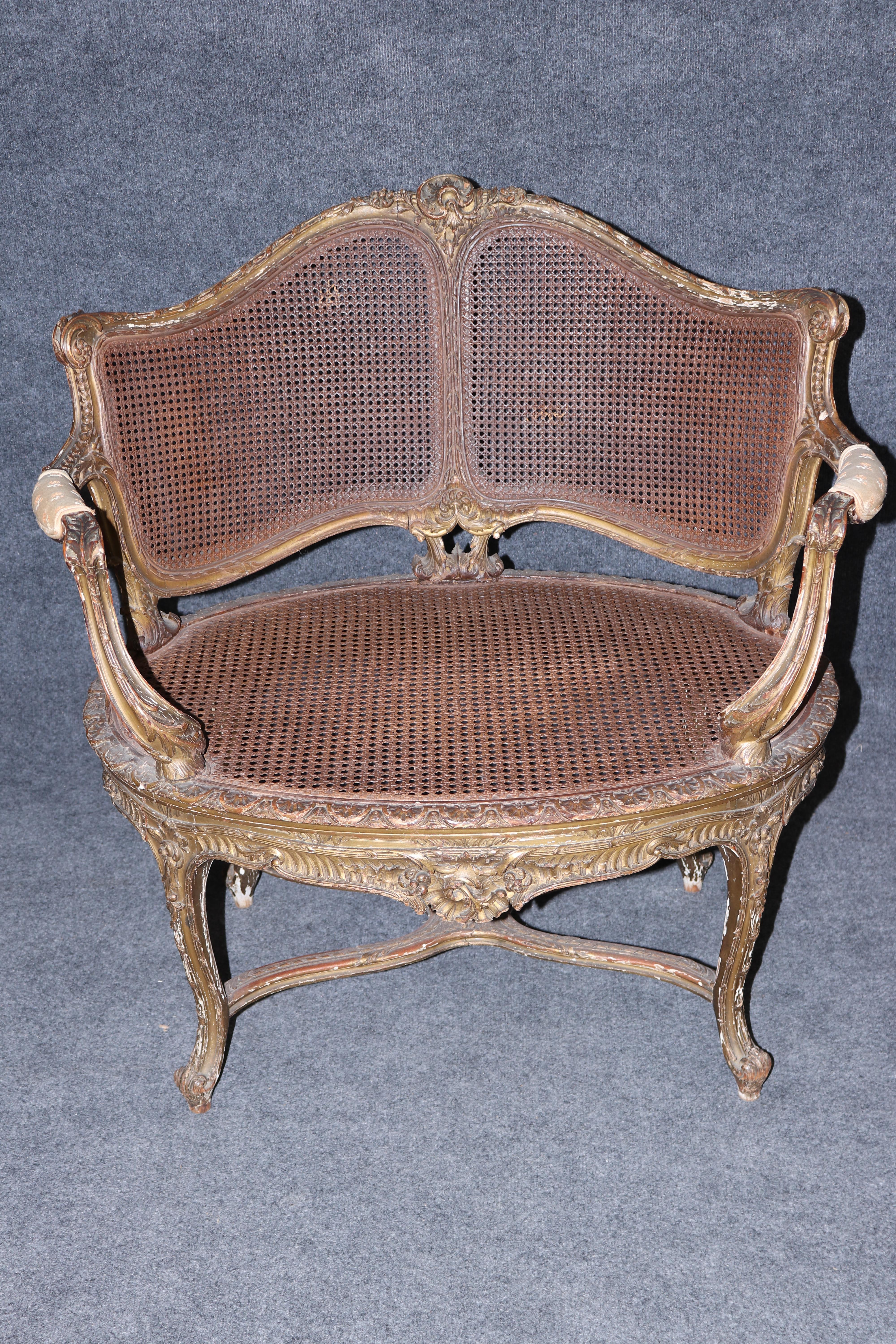 Raro par de sillas de salón Luis XV de madera dorada con caña firmadas por Francoise Linke en venta 2