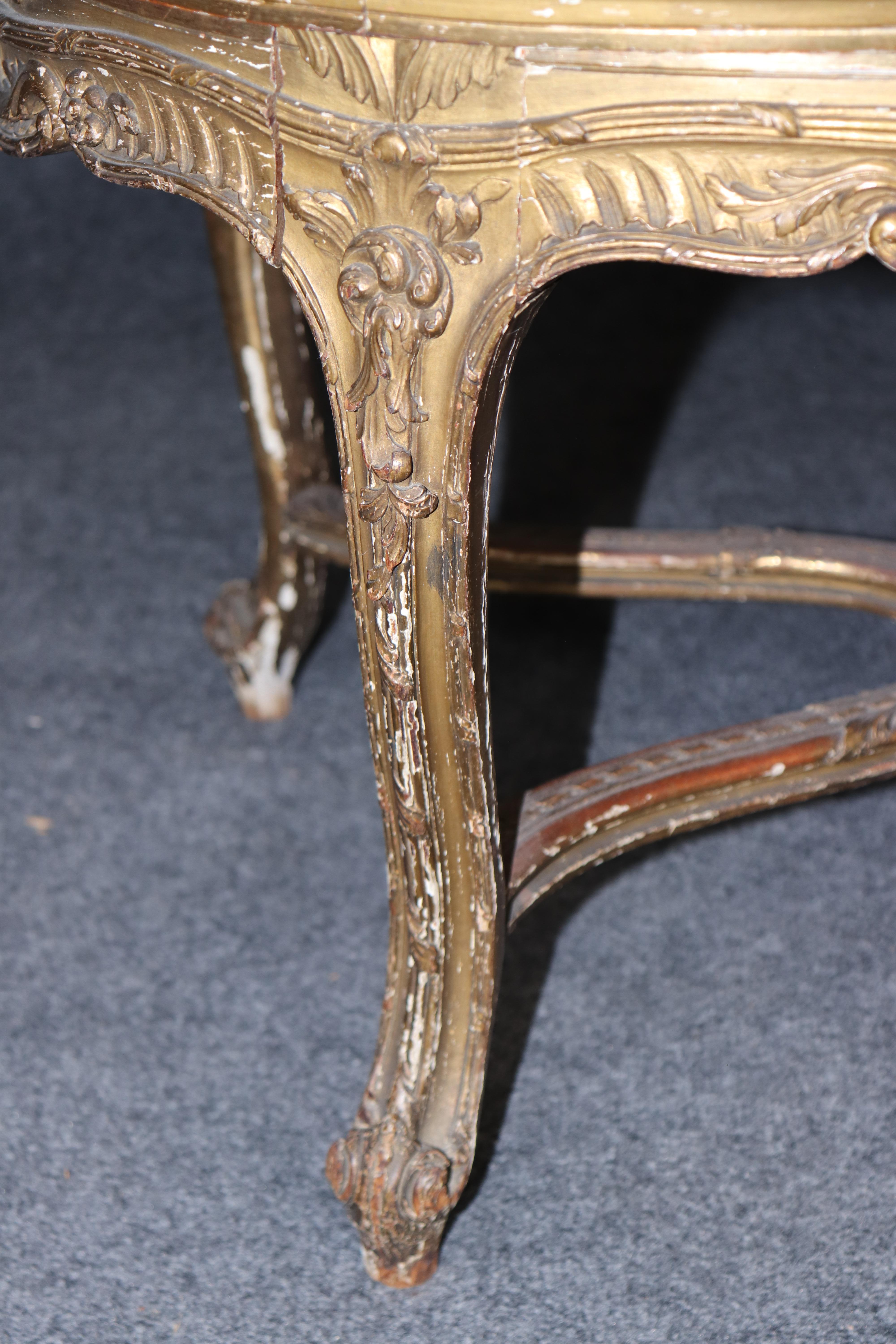 Raro par de sillas de salón Luis XV de madera dorada con caña firmadas por Francoise Linke en venta 3