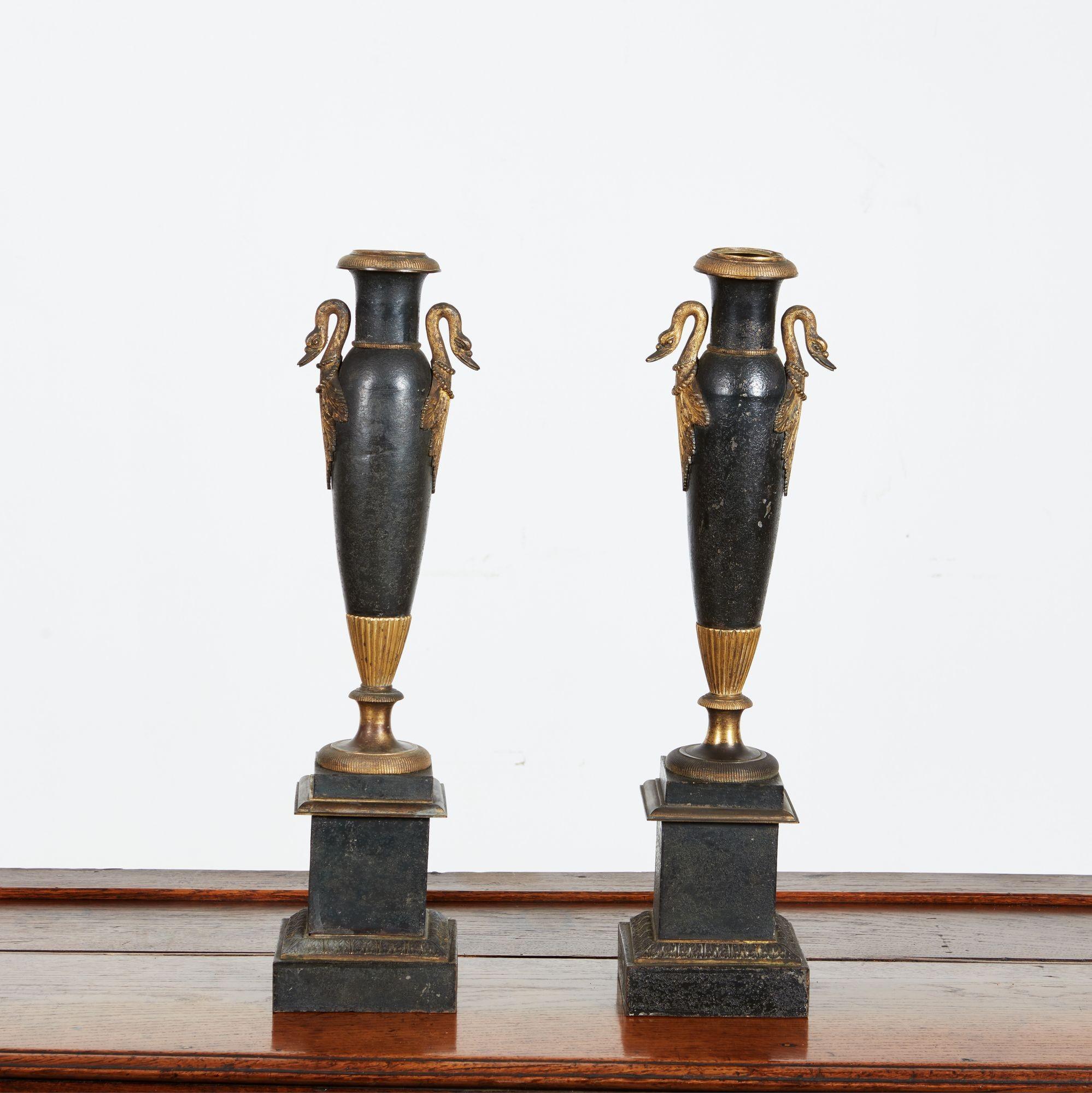 Rare paire de français du 18ème siècle Lampes Tole en vente 2
