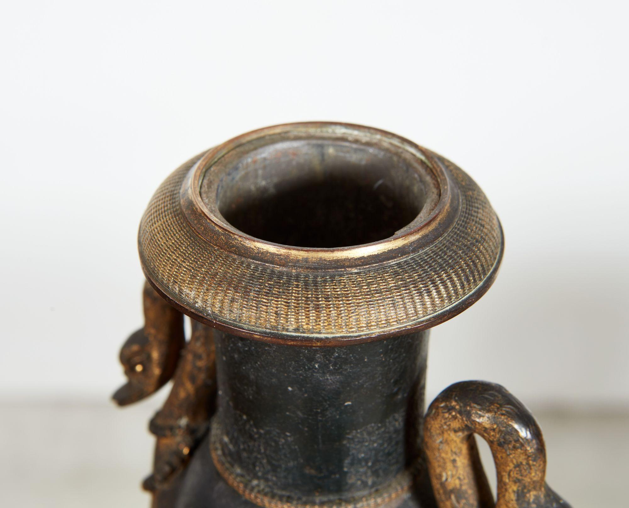 Rare paire de français du 18ème siècle Lampes Tole en vente 4