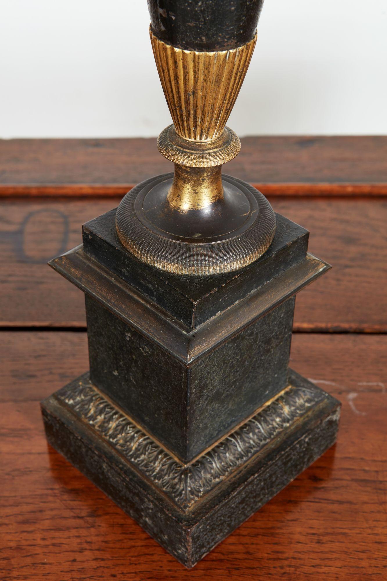 Peint à la main Rare paire de français du 18ème siècle Lampes Tole en vente