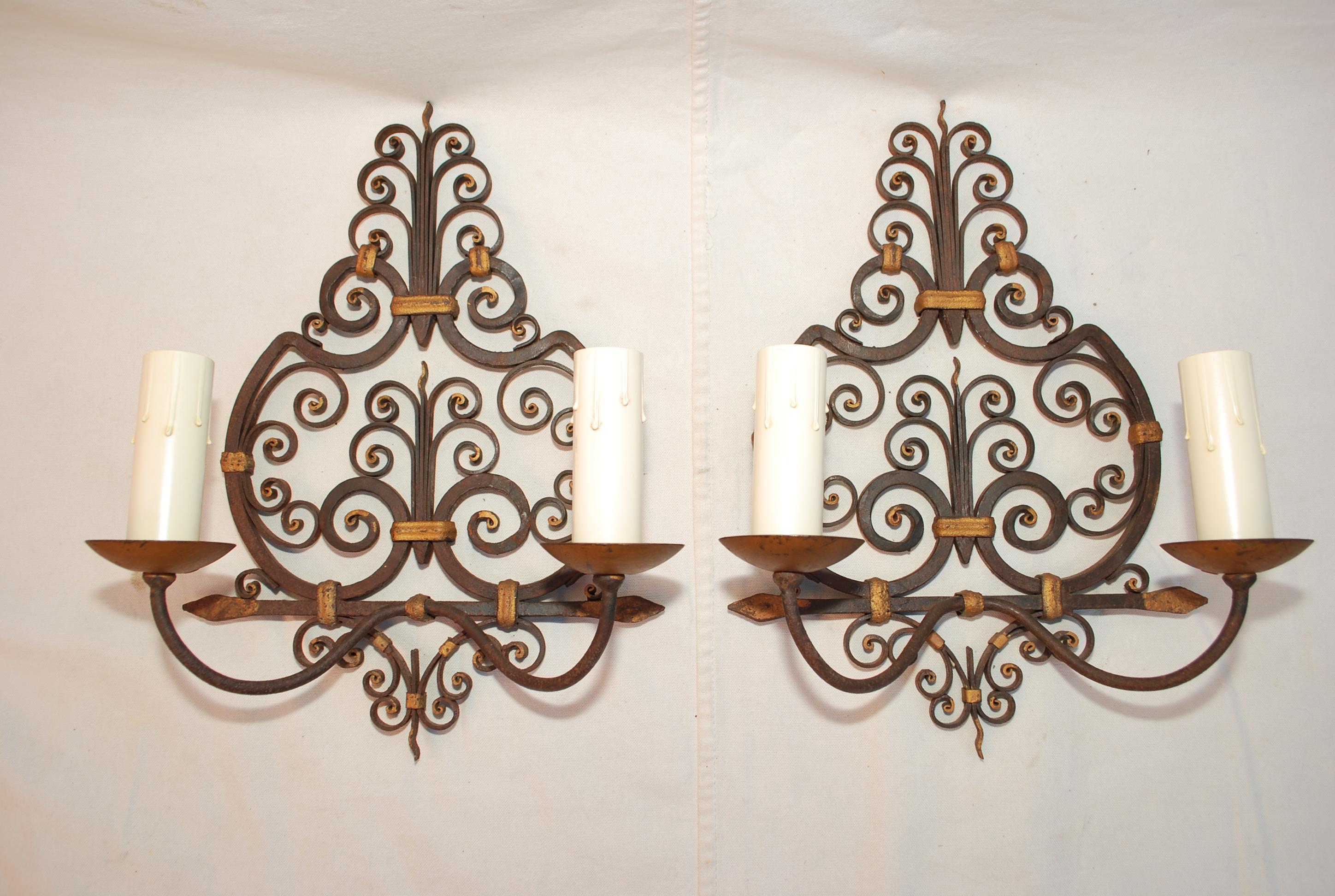 Raro par de candelabros franceses de hierro forjado de 1920 Colonial español en venta