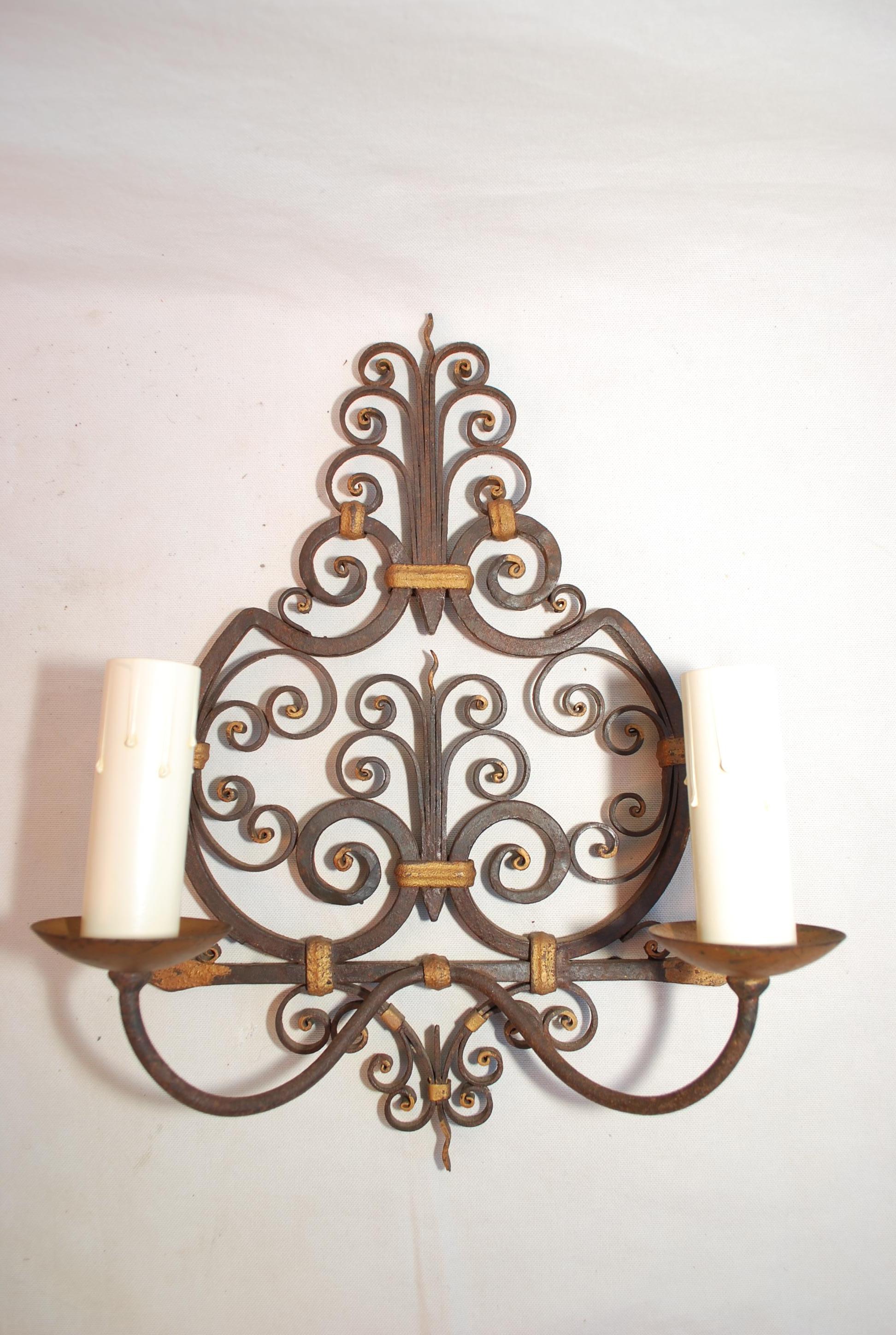 Raro par de candelabros franceses de hierro forjado de 1920 Francés en venta