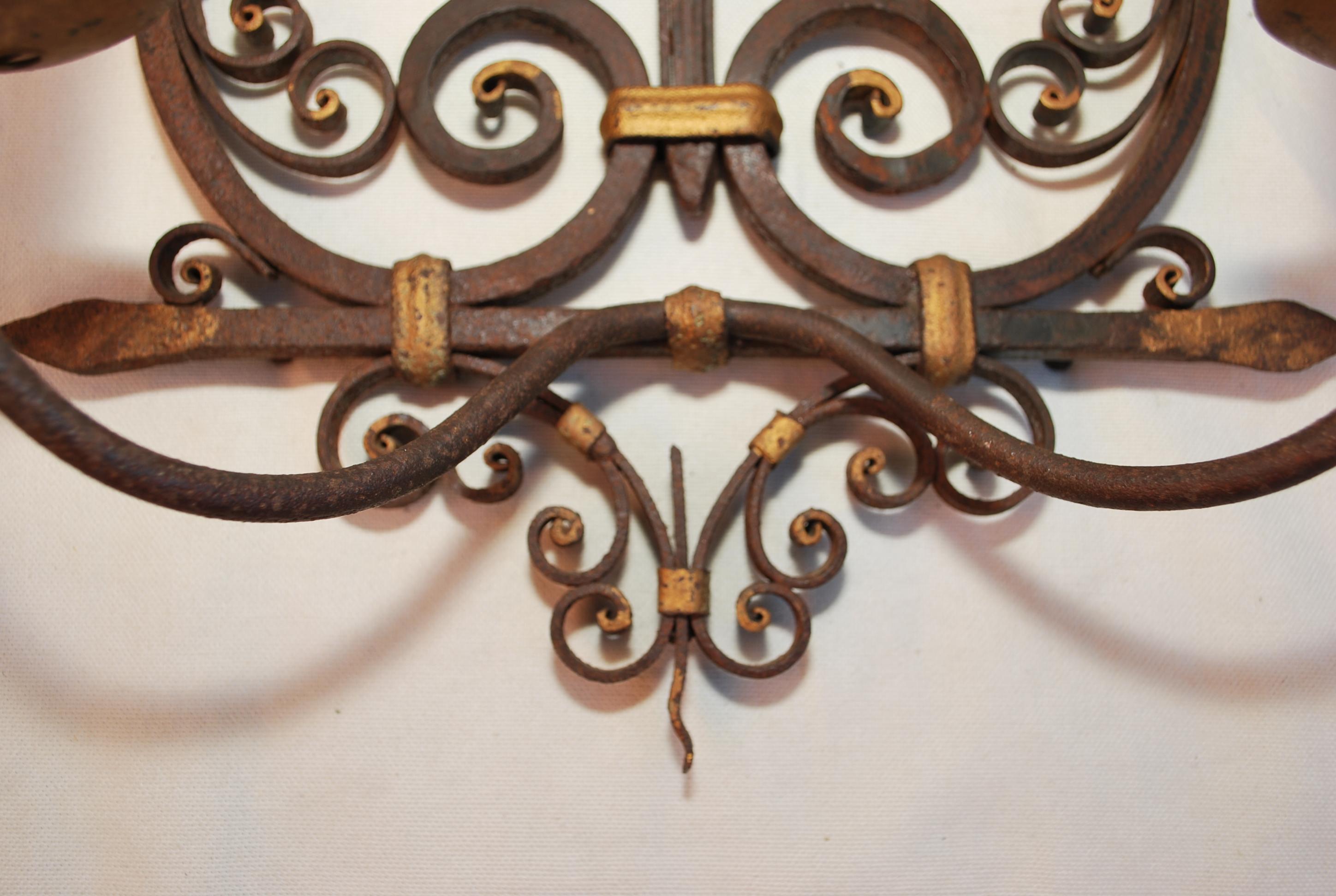 Raro par de candelabros franceses de hierro forjado de 1920 principios del siglo XX en venta