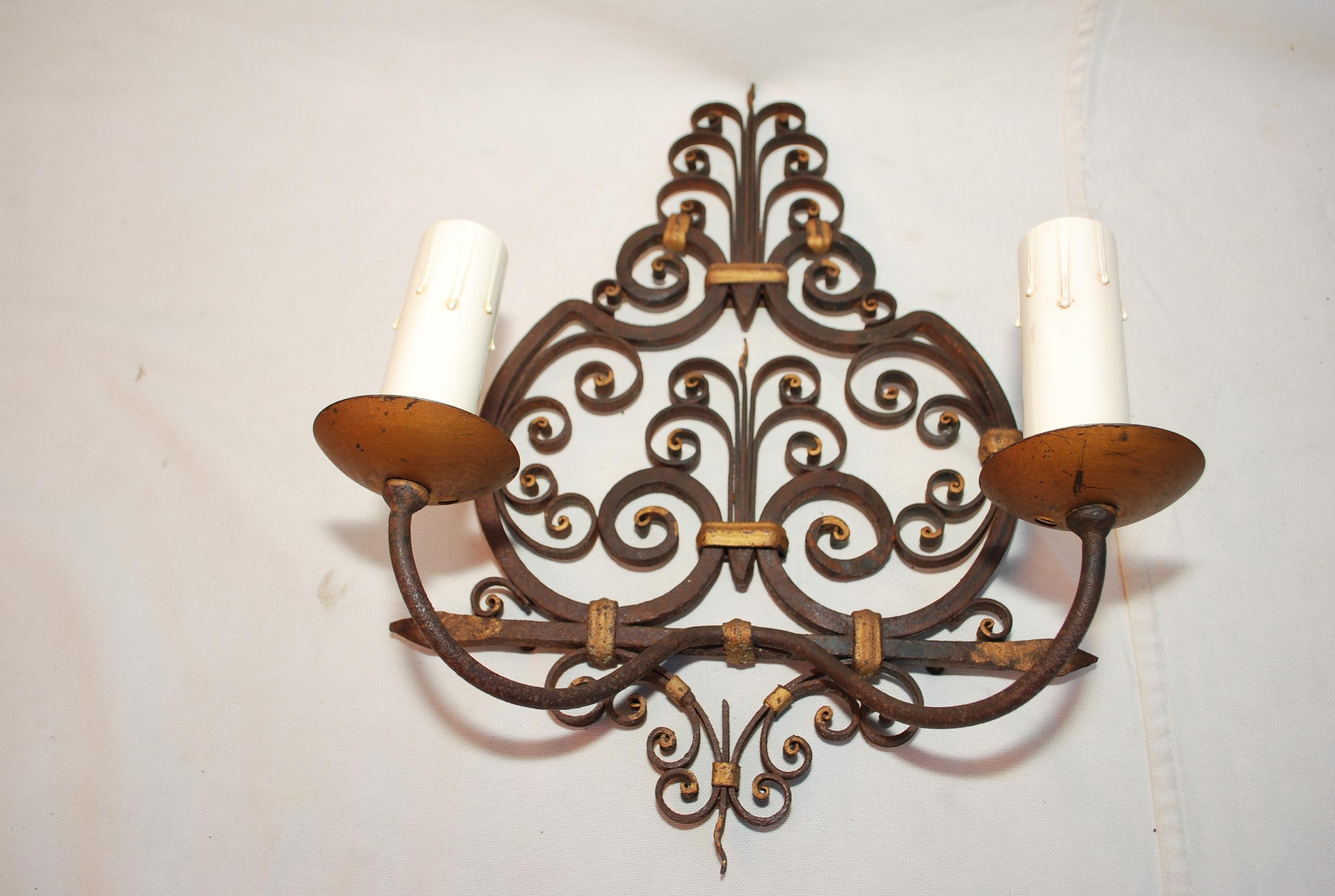 Raro par de candelabros franceses de hierro forjado de 1920 Hierro forjado en venta