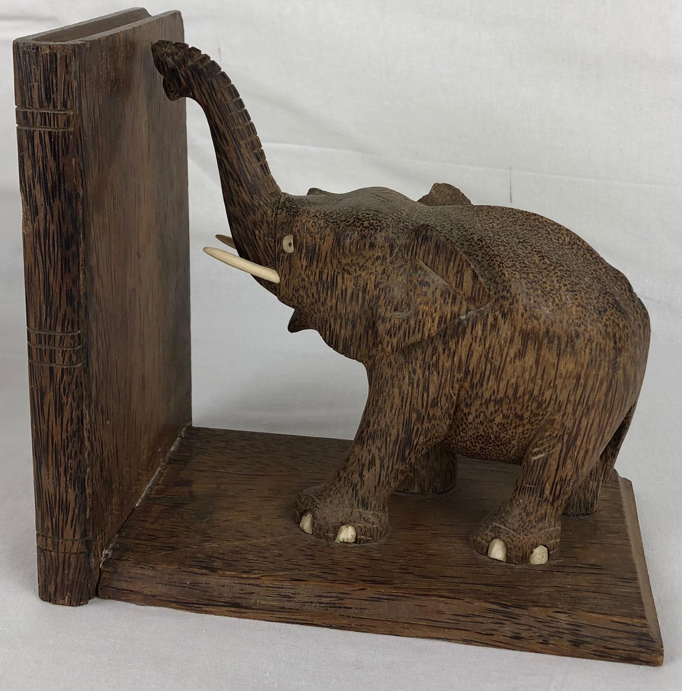Paar handgeschnitzte französische Art-Déco-Buchstützen aus Holz mit Elefantenmotiven (Art déco) im Angebot