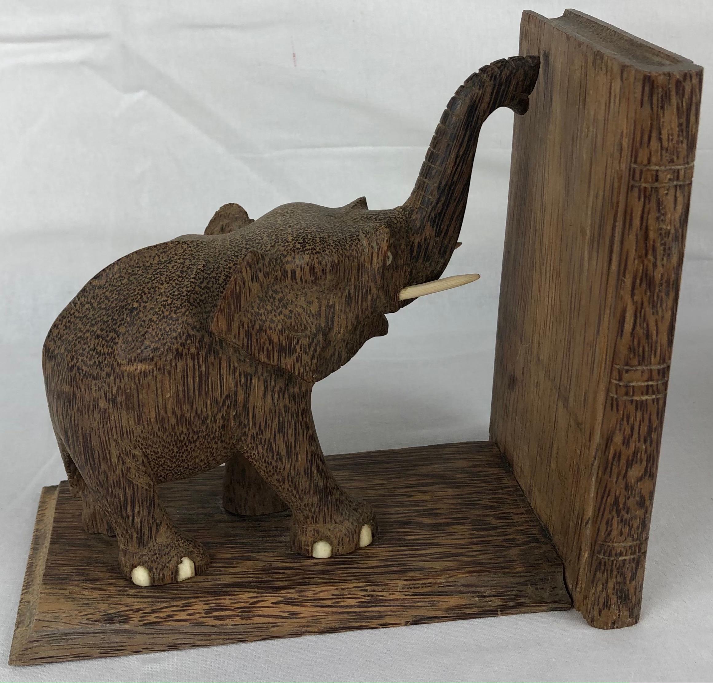 Paar handgeschnitzte französische Art-Déco-Buchstützen aus Holz mit Elefantenmotiven (Französisch) im Angebot
