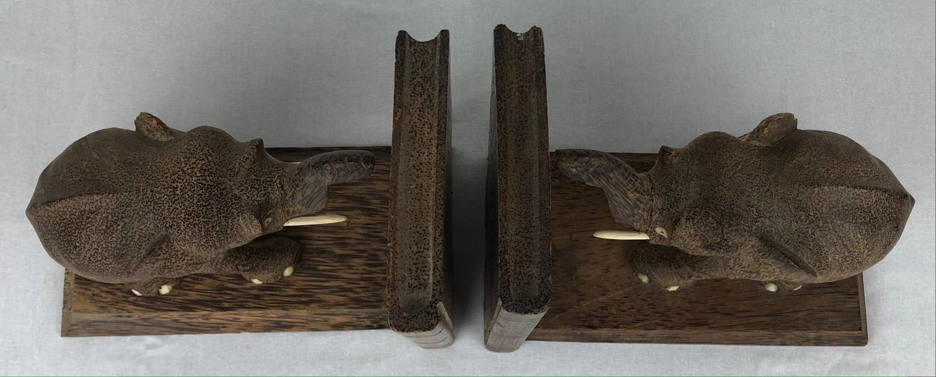Paar handgeschnitzte französische Art-Déco-Buchstützen aus Holz mit Elefantenmotiven im Zustand „Gut“ im Angebot in Miami, FL