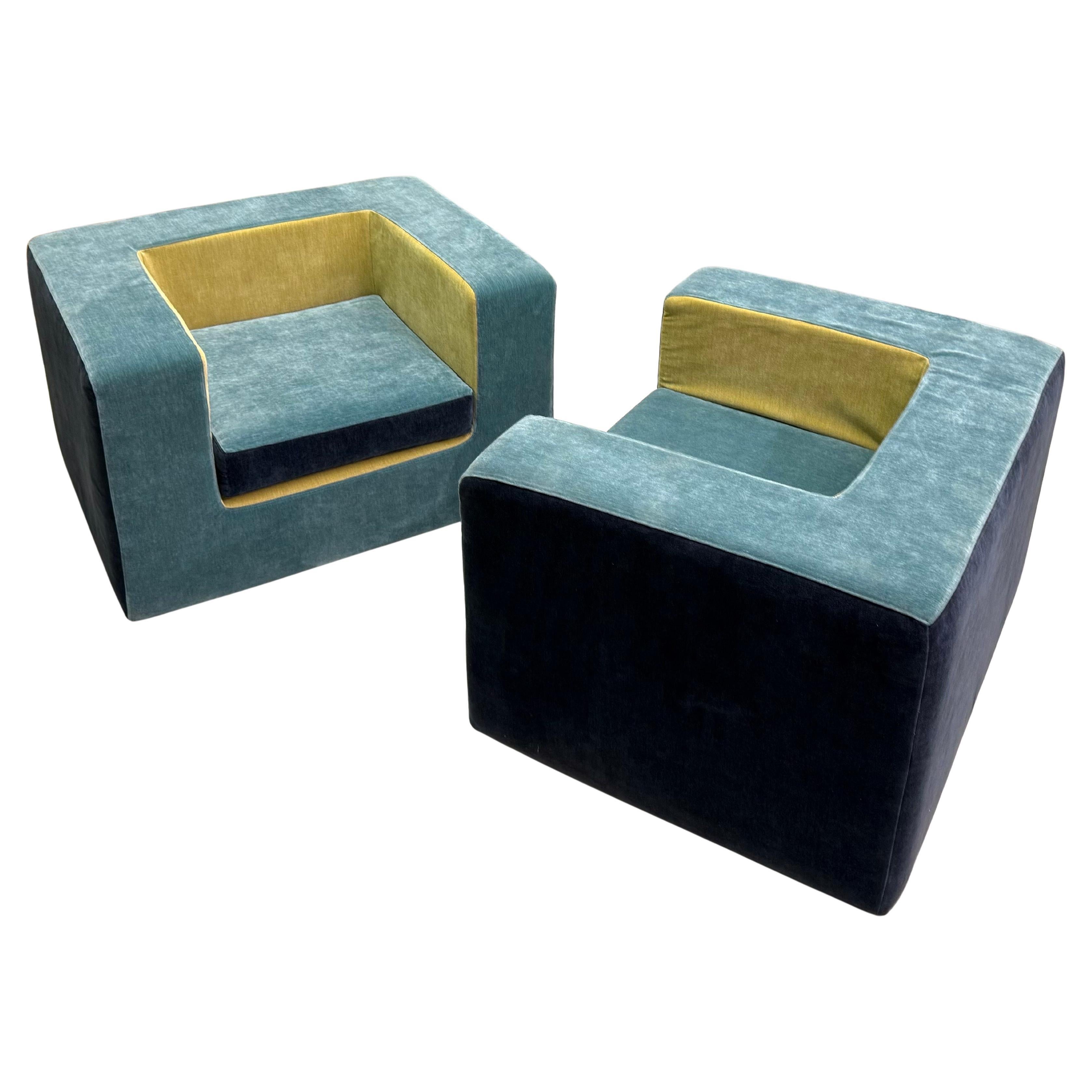 Rara ed eccezionale coppia di poltrone/sedie da salotto in stile Art Déco francese di Jean-Michel Frank, 1930 circa. Le sedie sono caratterizzate da un profilo squadrato, elegante e moderno. Questa forma seducente e drammatica è esaltata da una