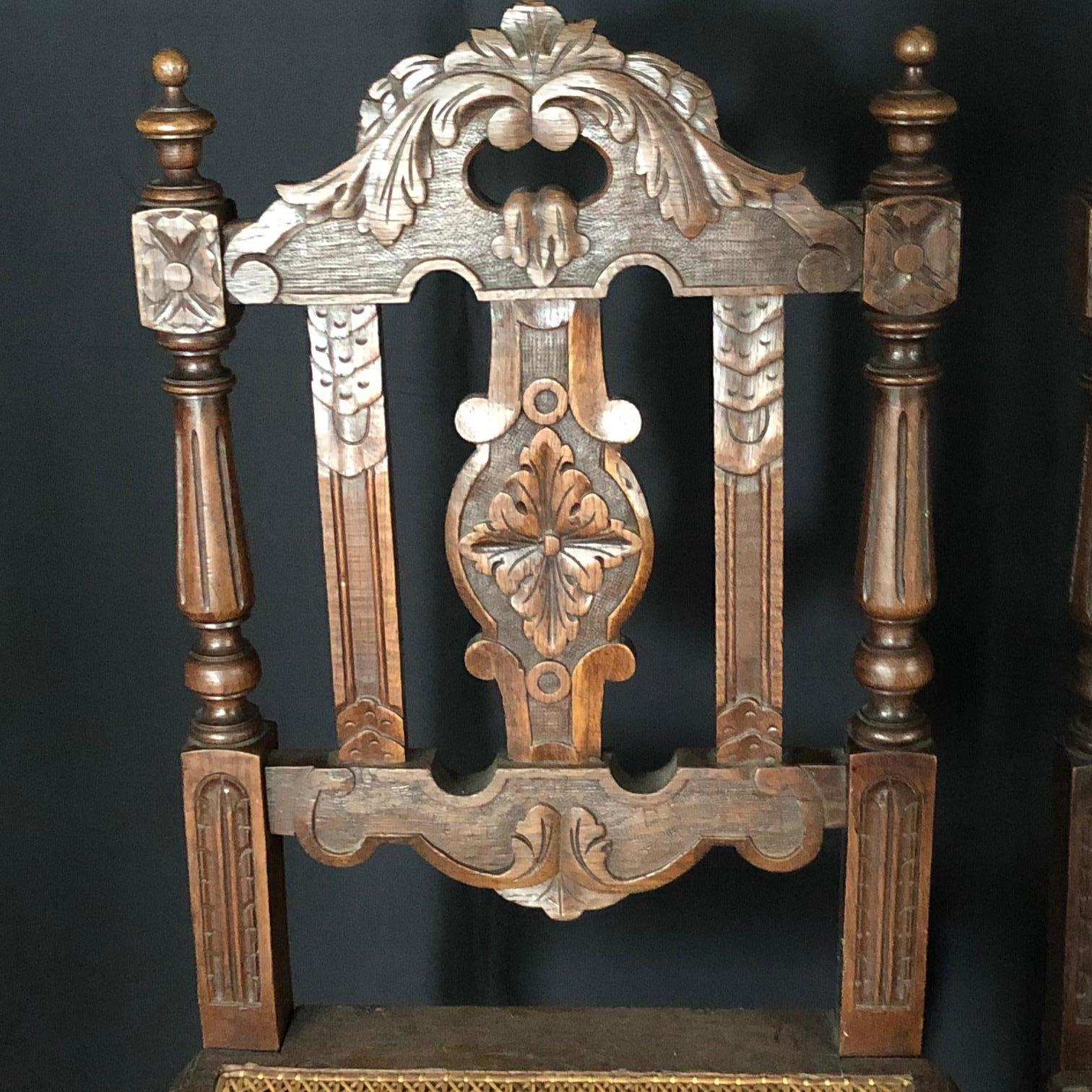 Seltenes Paar französischer geschnitzter Henri-II.-Eichenstühle mit Rohrstühlen aus dem 19. Jahrhundert und Sitz mit Schilfrohr (Französisch) im Angebot