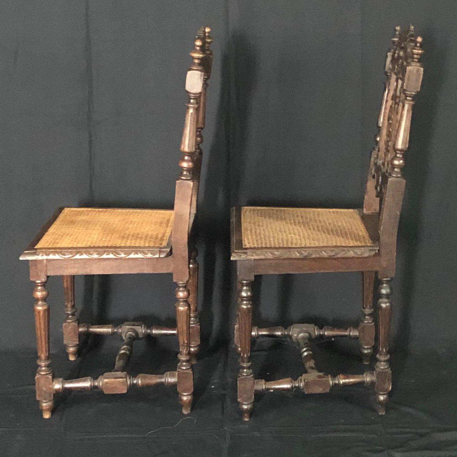 Seltenes Paar französischer geschnitzter Henri-II.-Eichenstühle mit Rohrstühlen aus dem 19. Jahrhundert und Sitz mit Schilfrohr (Gehstock) im Angebot