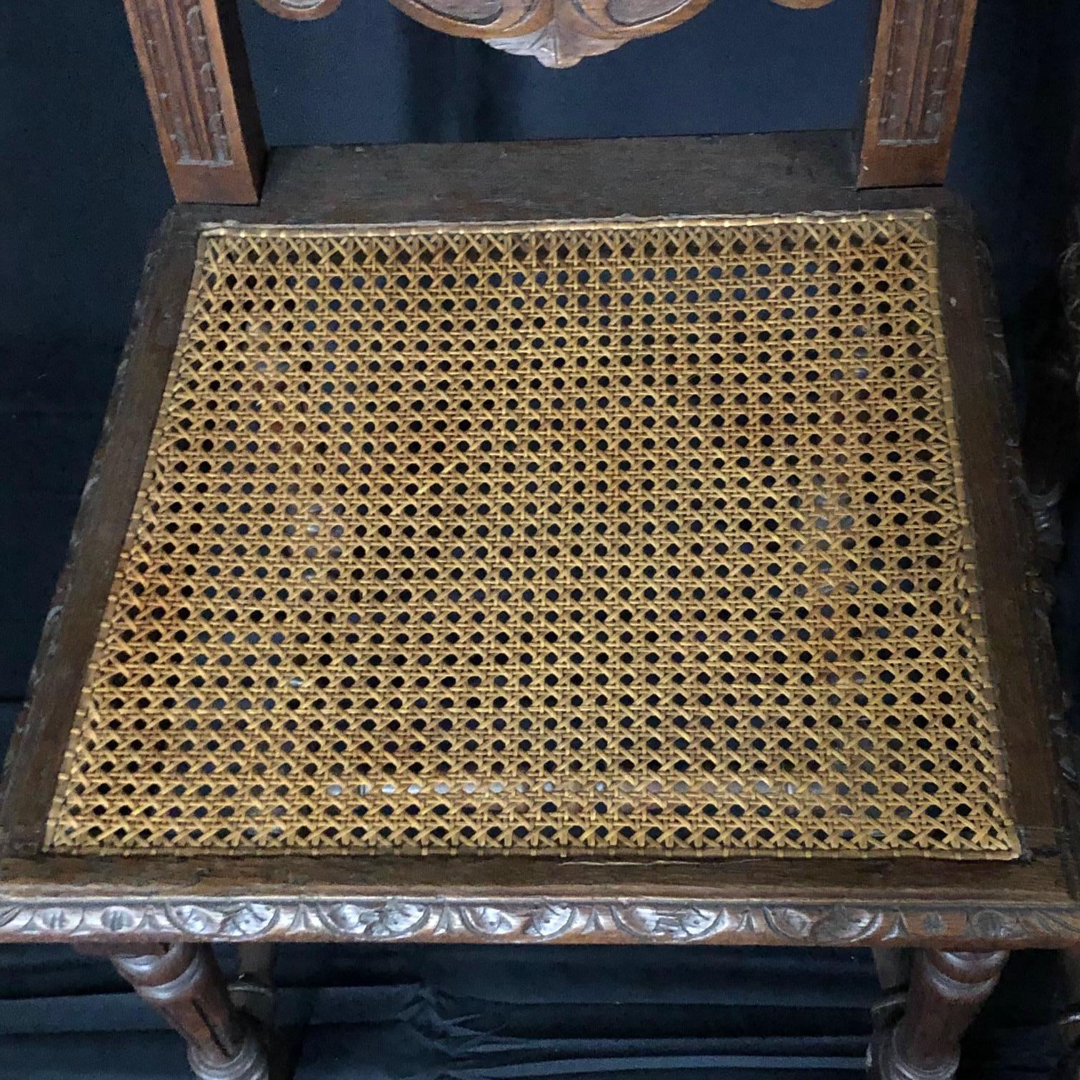 Français Rare paire de chaises françaises sculptées en chêne Henri II du 19ème siècle avec sièges cannés en vente