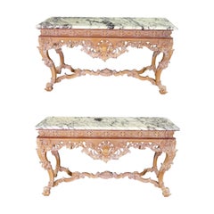 Rare paire de consoles Louis XV françaises sculptées en bois de hêtre chauffé et plateau en marbre
