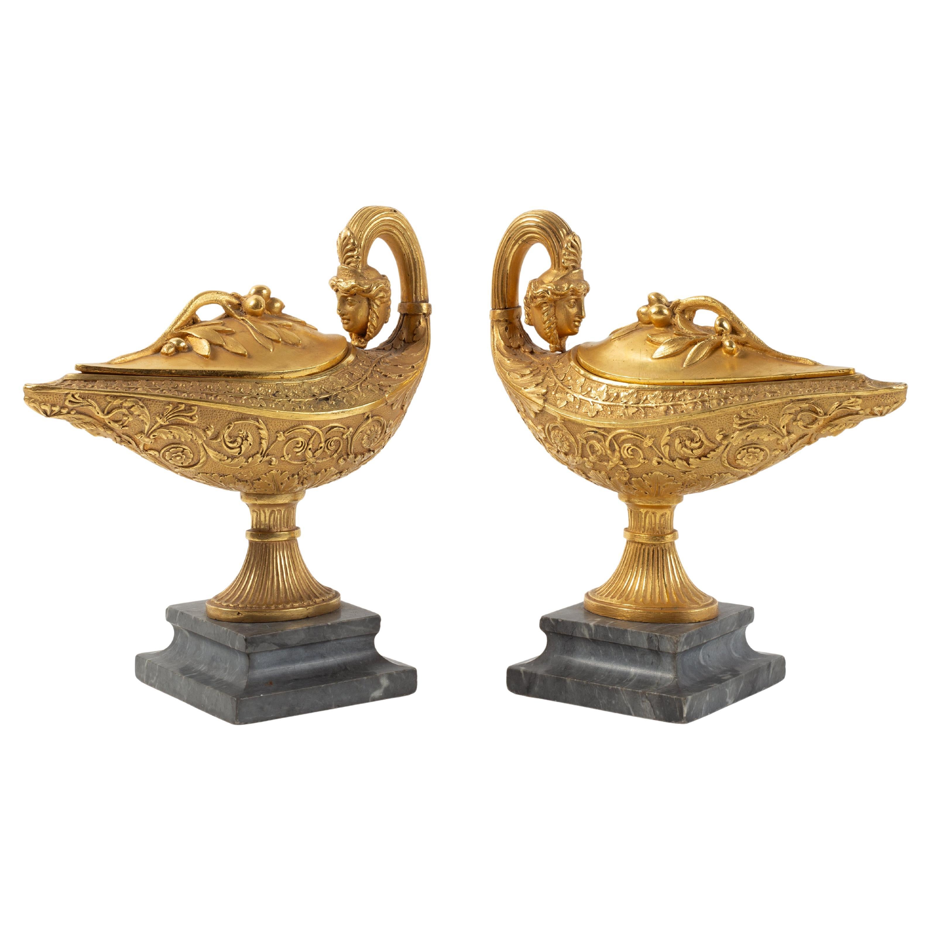 Raro par de lámparas de aceite Genio de Bronce Imperio Francés Dore con máscaras de Medusa en venta