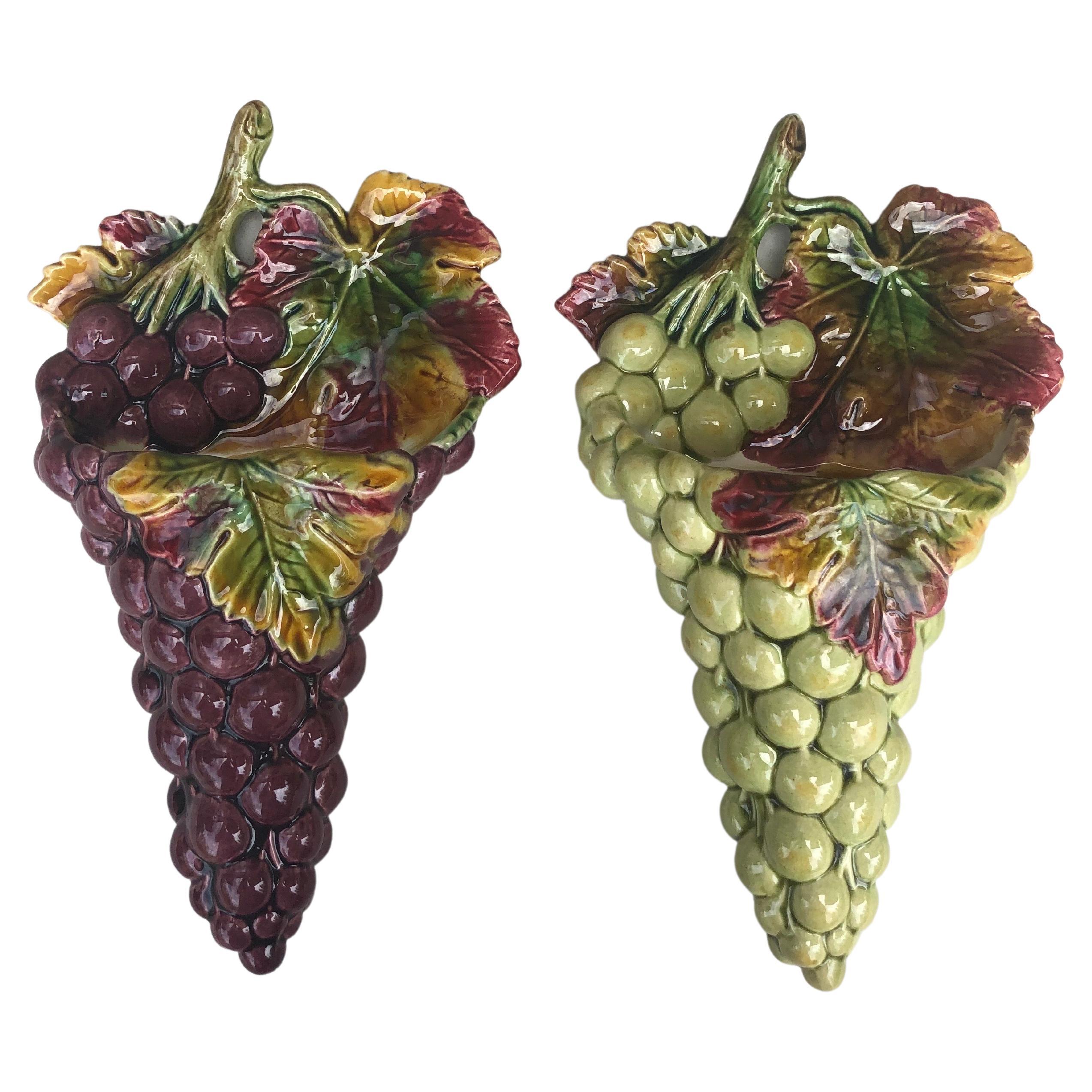 Rara coppia di tasche da parete con uva in maiolica francese, circa 1890