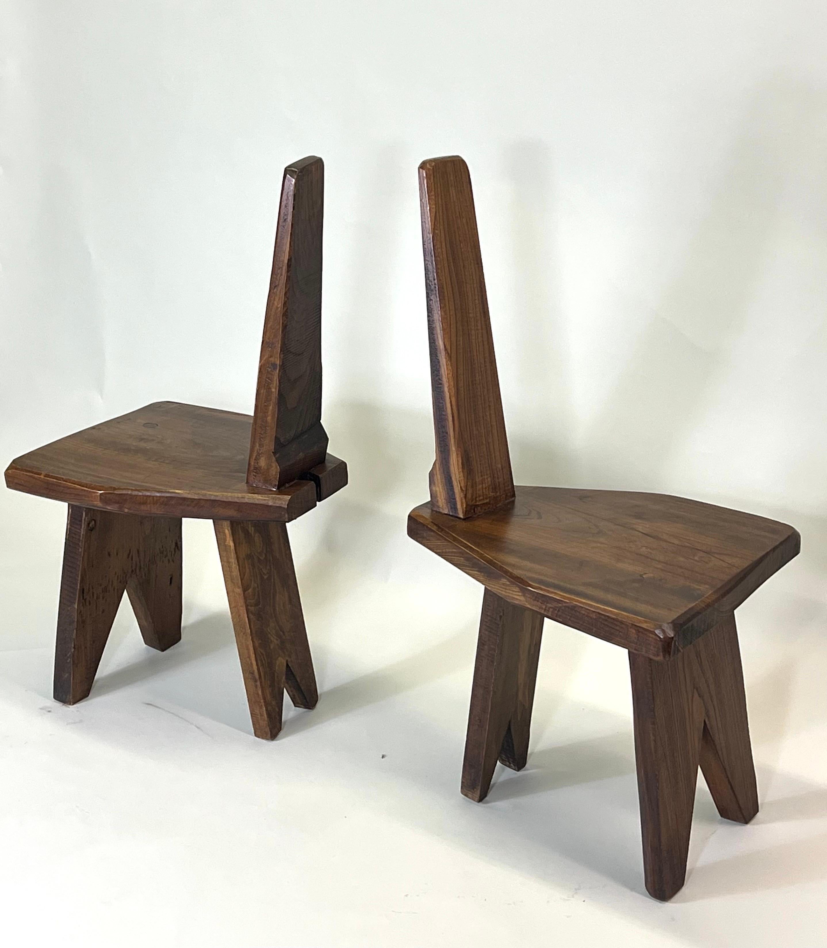 Français Paire rare de chaises artisanales françaises en bois de style mi-siècle moderne, Pierre Jeanneret  en vente