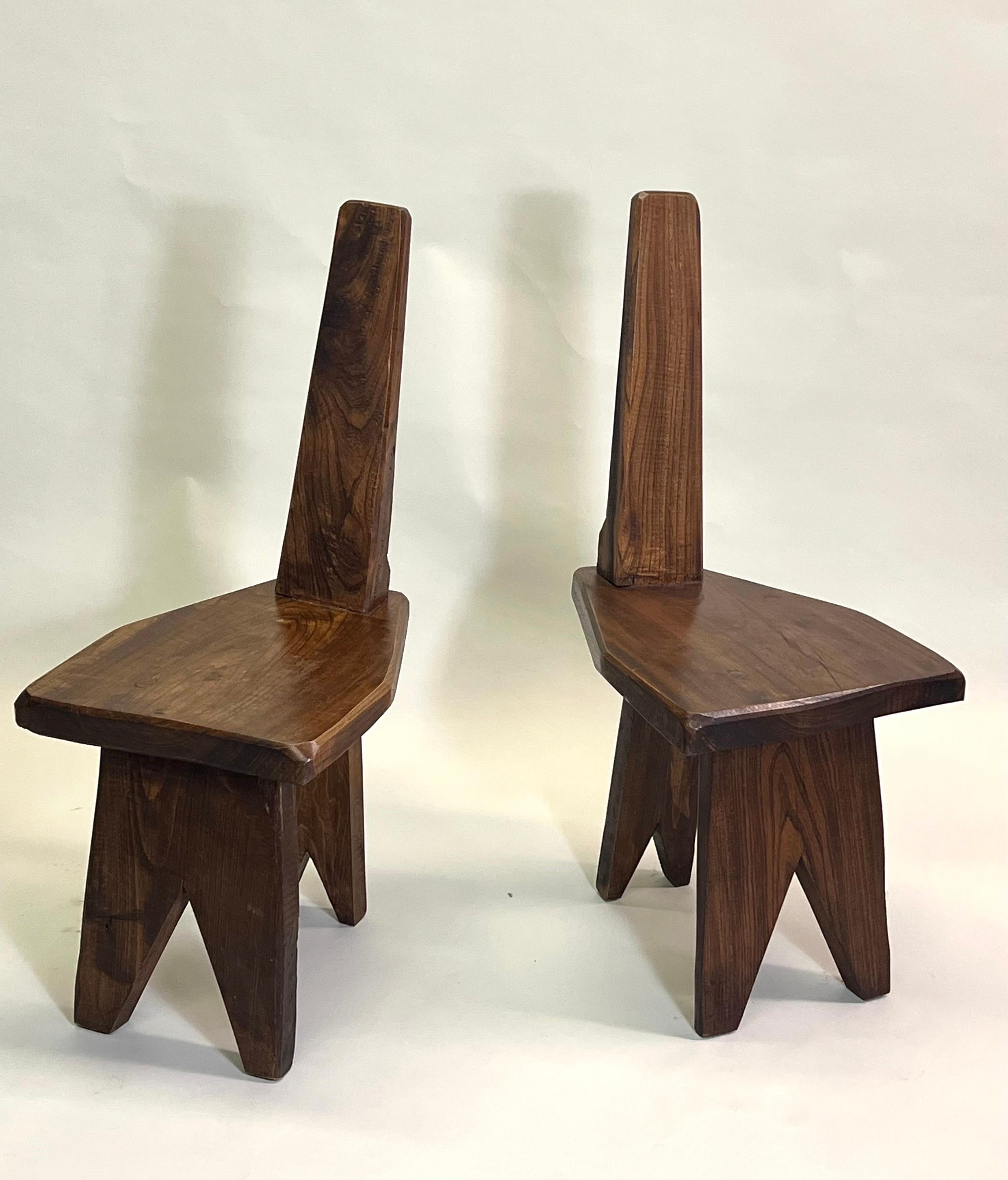 Tacheté Paire rare de chaises artisanales françaises en bois de style mi-siècle moderne, Pierre Jeanneret  en vente