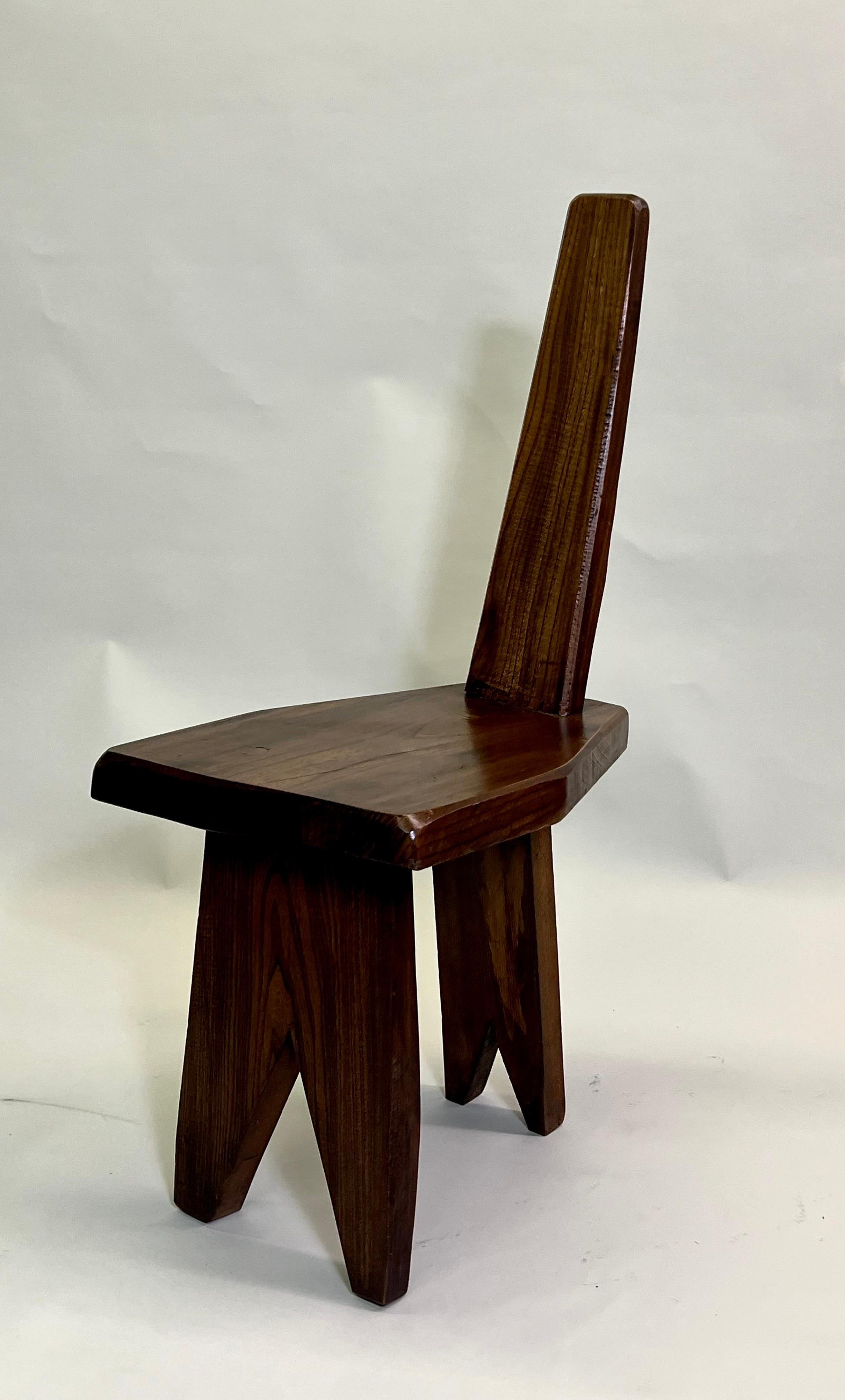 20ième siècle Paire rare de chaises artisanales françaises en bois de style mi-siècle moderne, Pierre Jeanneret  en vente
