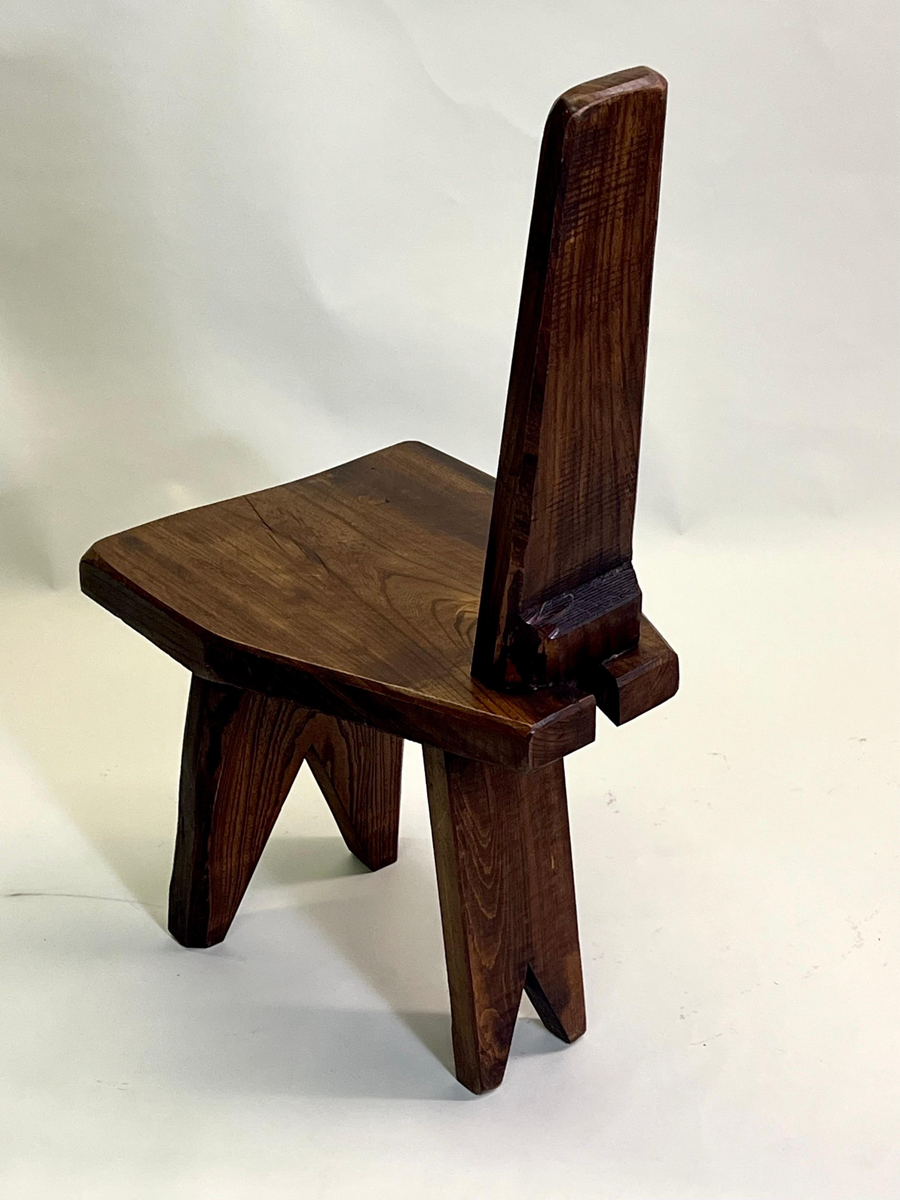 Bois de feuillus Paire rare de chaises artisanales françaises en bois de style mi-siècle moderne, Pierre Jeanneret  en vente